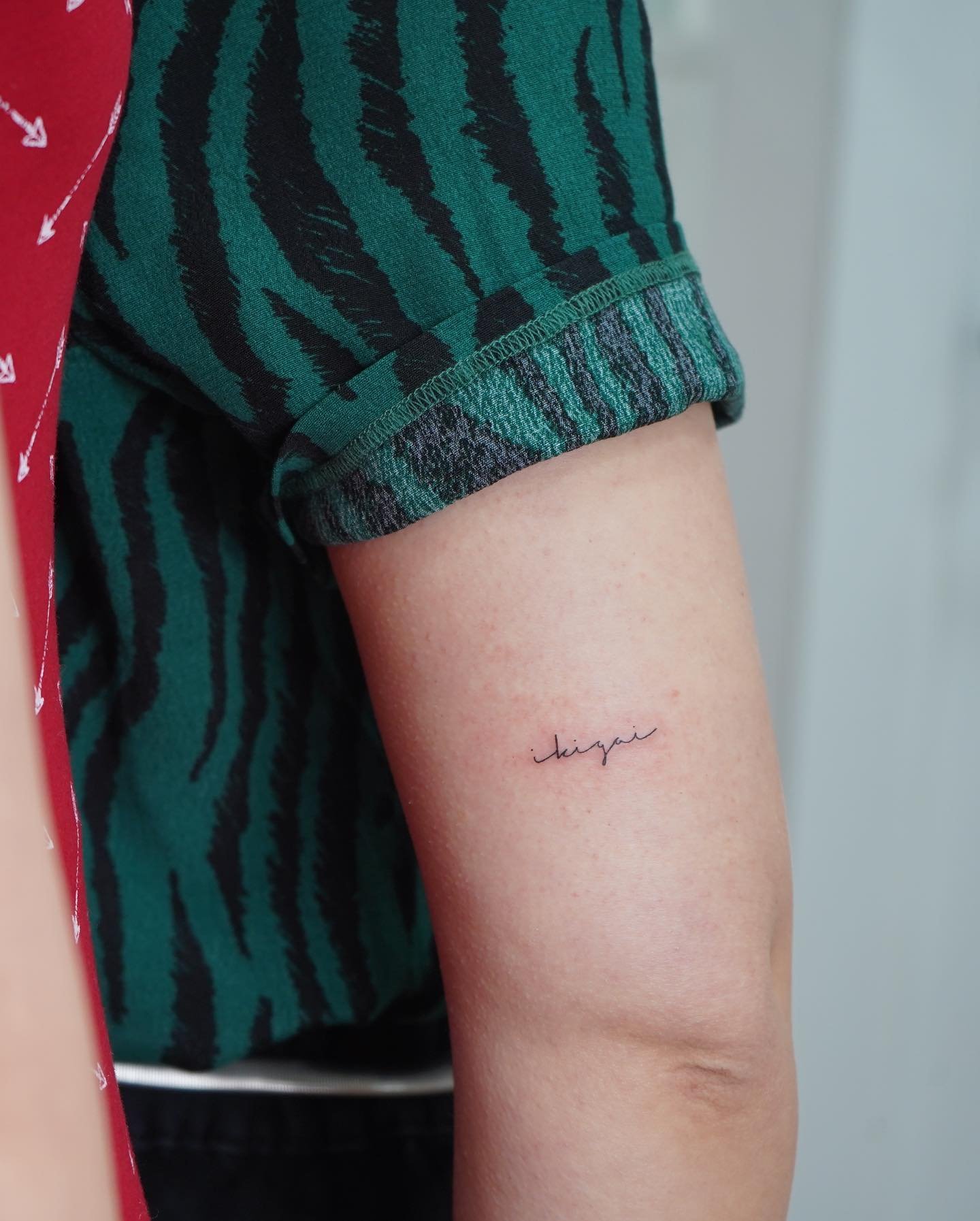 Tatuaje de frase en brazo, línea fina Sinkply Madrid