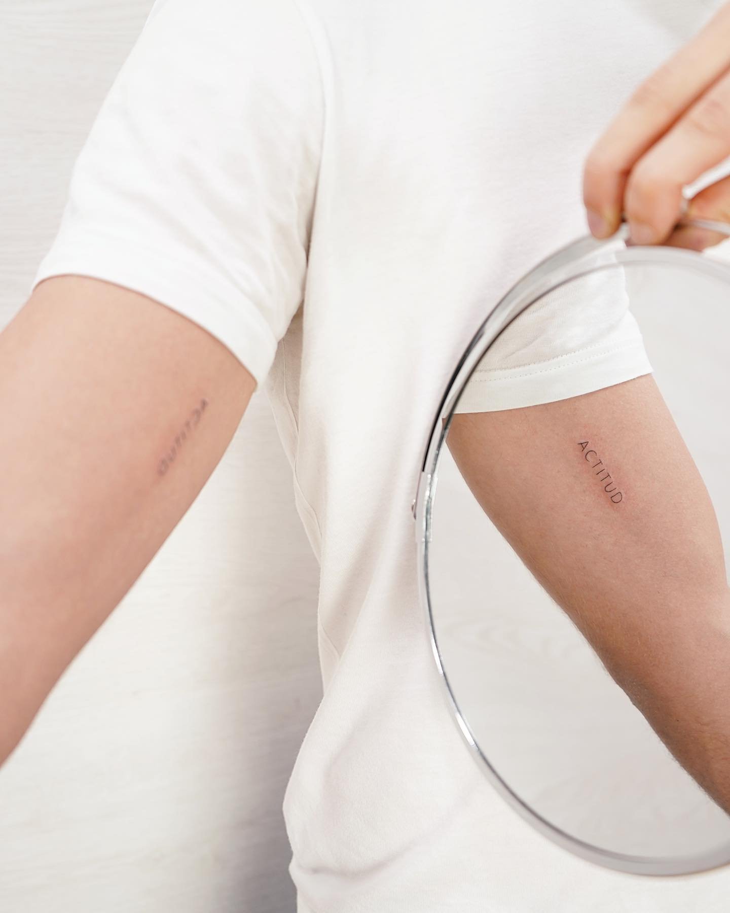 Tatuaje de frase en brazo, línea fina Sinkply Madrid
