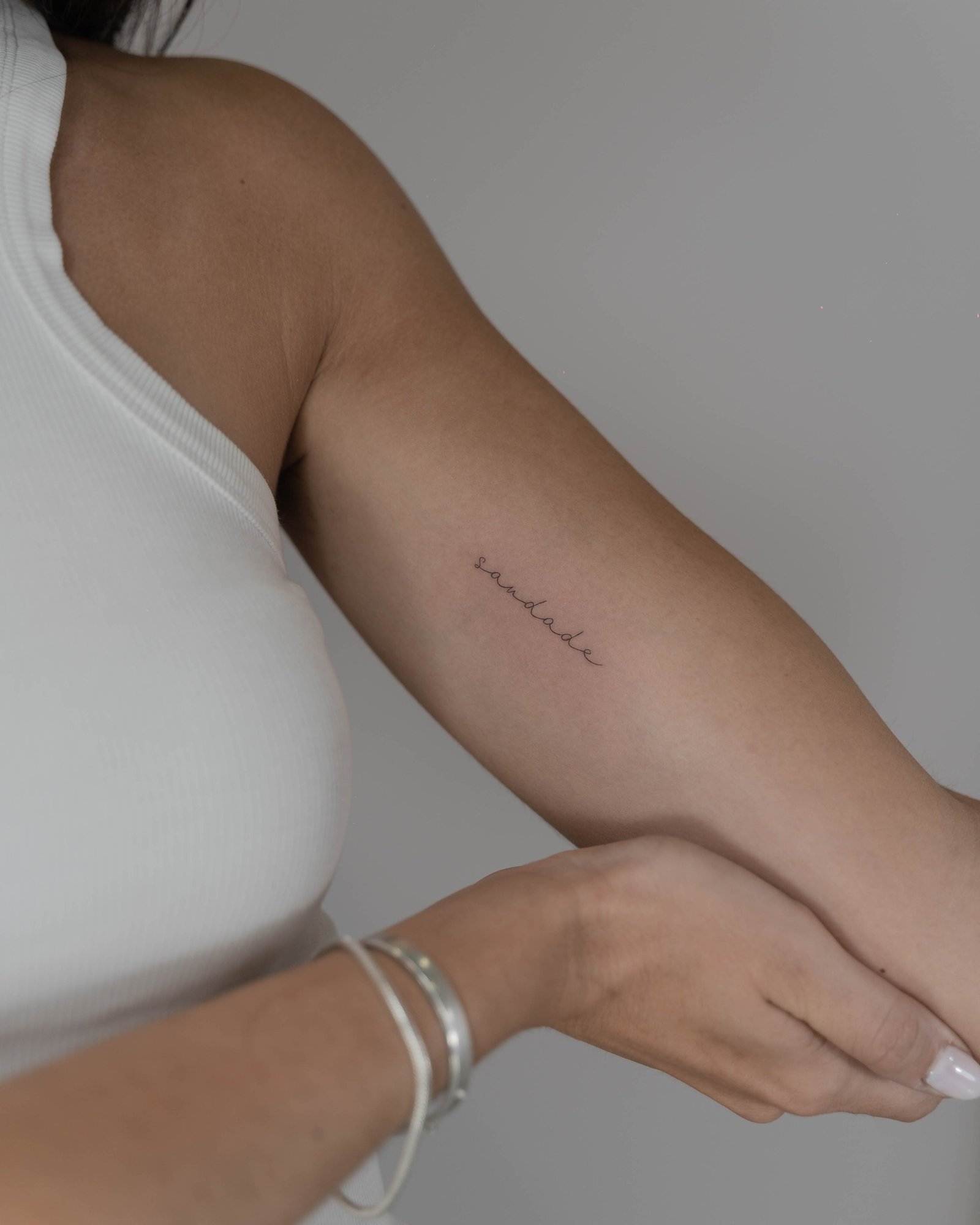 Tatuaje de frase en brazo, línea fina Sinkply Madrid