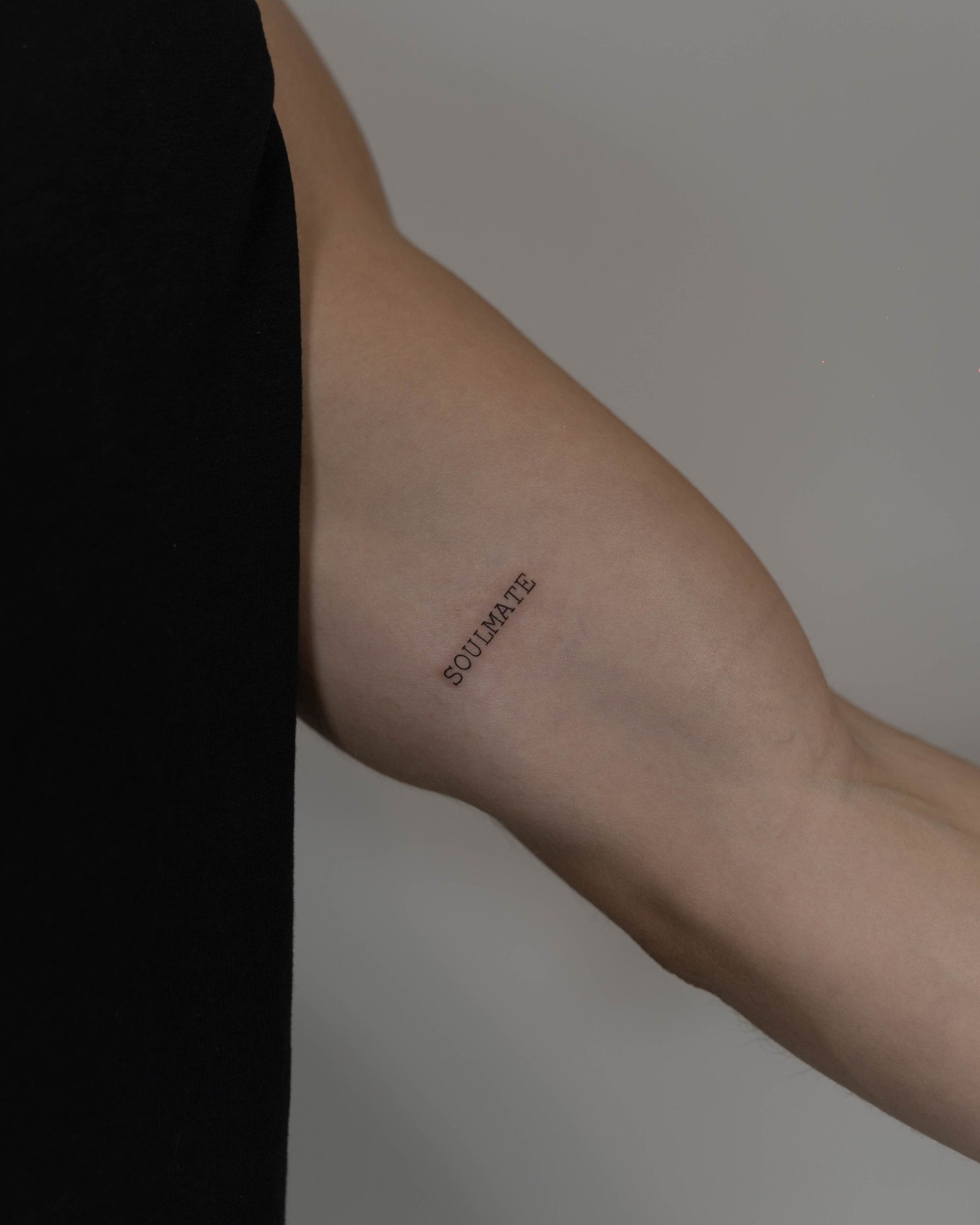 Tatuaje de frase en brazo, línea fina Sinkply Madrid