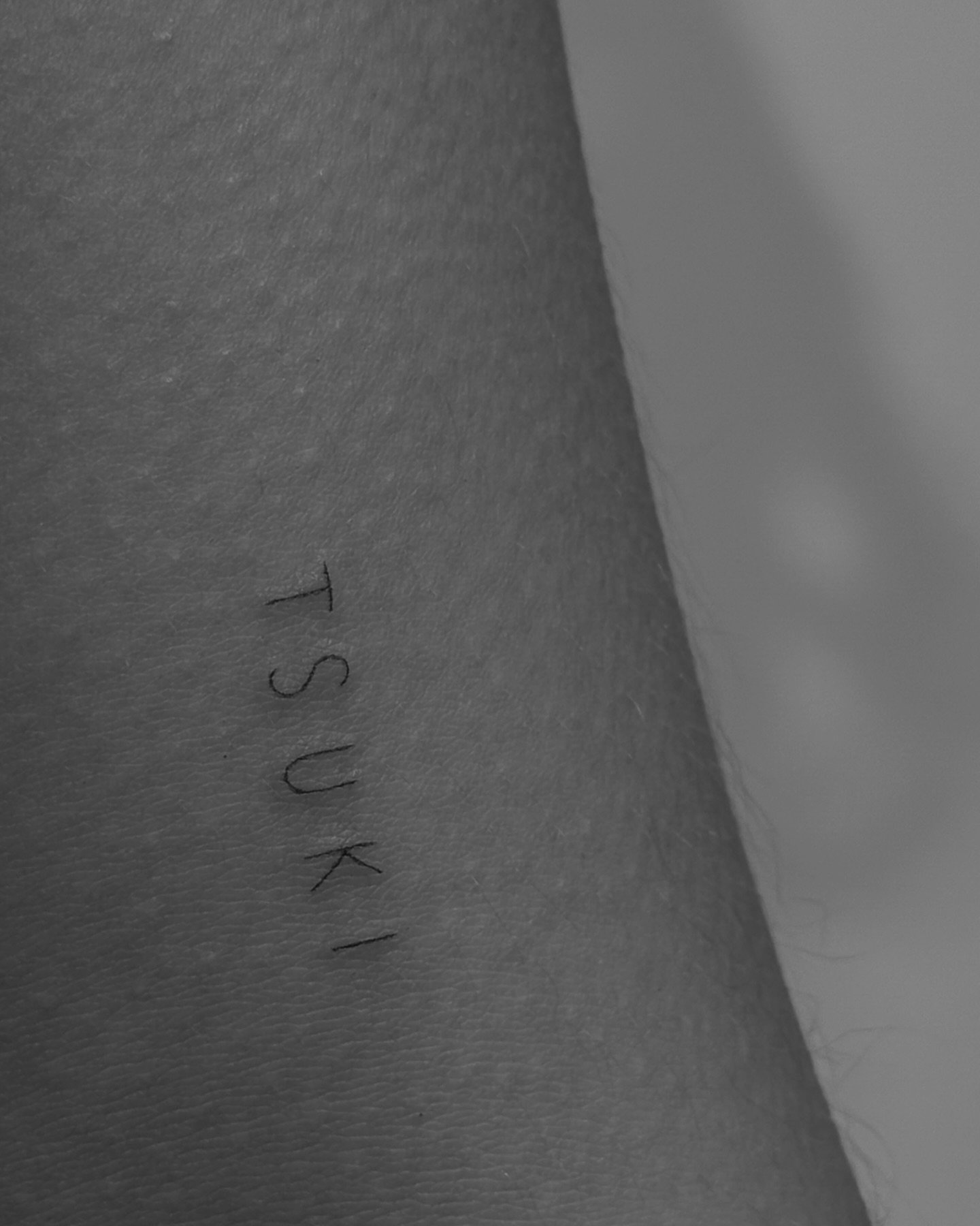 Tatuaje de frase en brazo, línea fina Sinkply Madrid