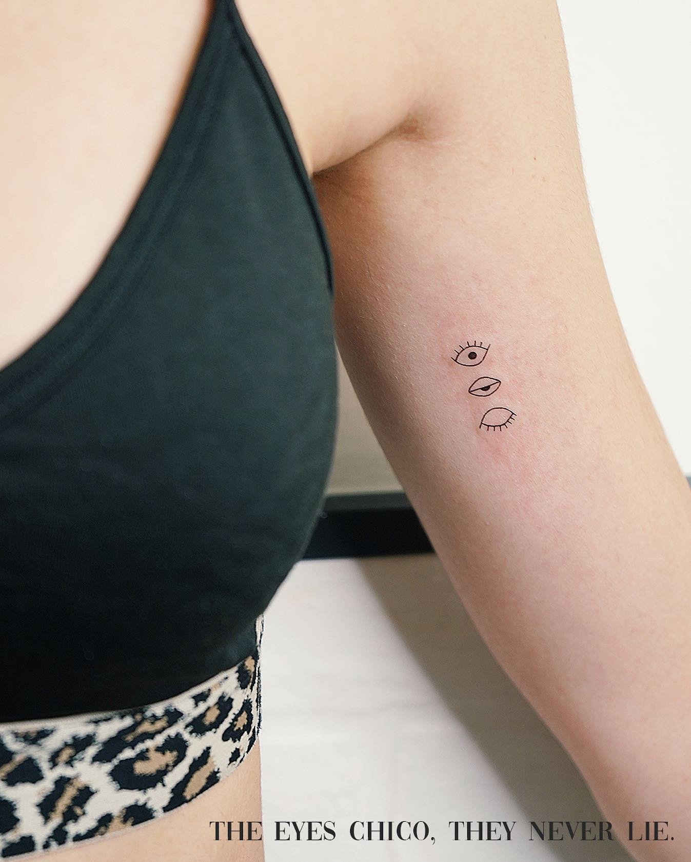Tatuaje de frase en brazo, línea fina Sinkply Madrid