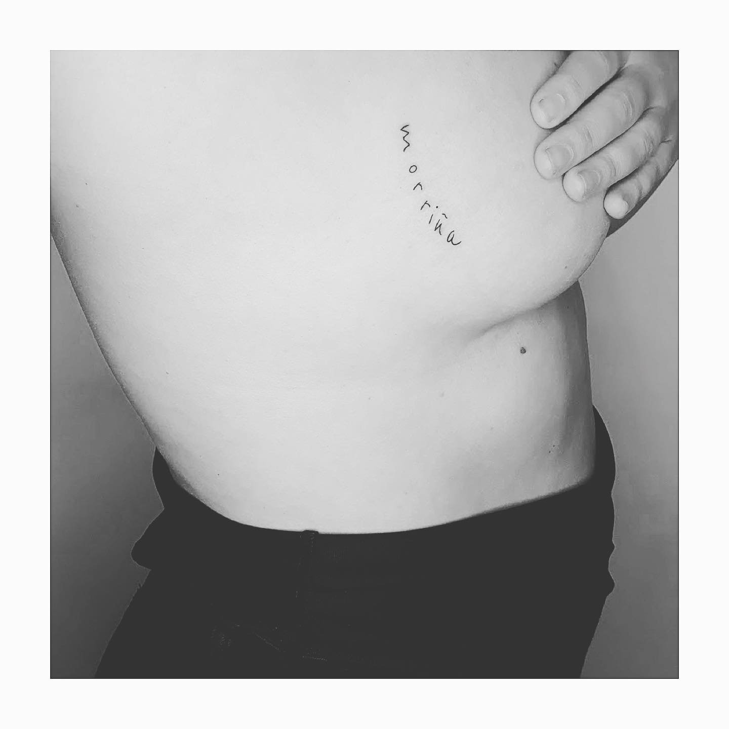 Tatuaje de frase en clavicula, línea fina Sinkply Madrid