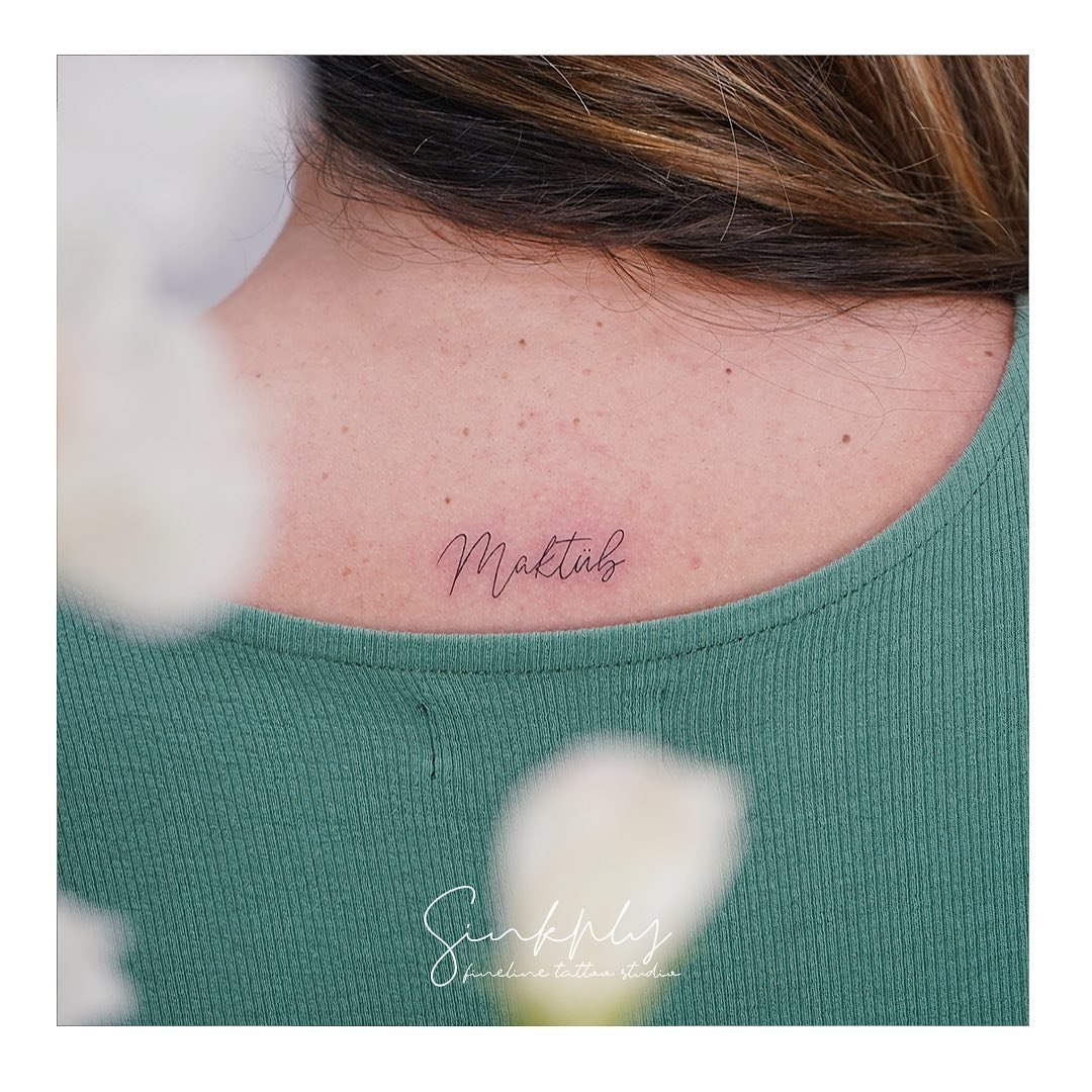 Tatuaje de frase en clavicula, línea fina Sinkply Madrid