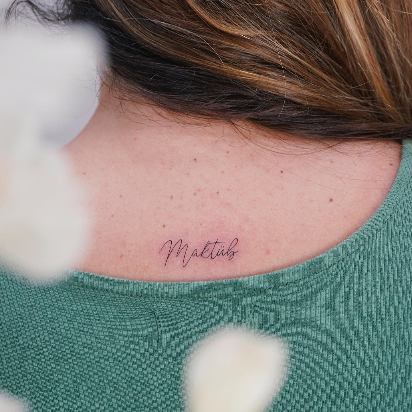 Tatuaje de frase en clavicula, línea fina Sinkply Madrid