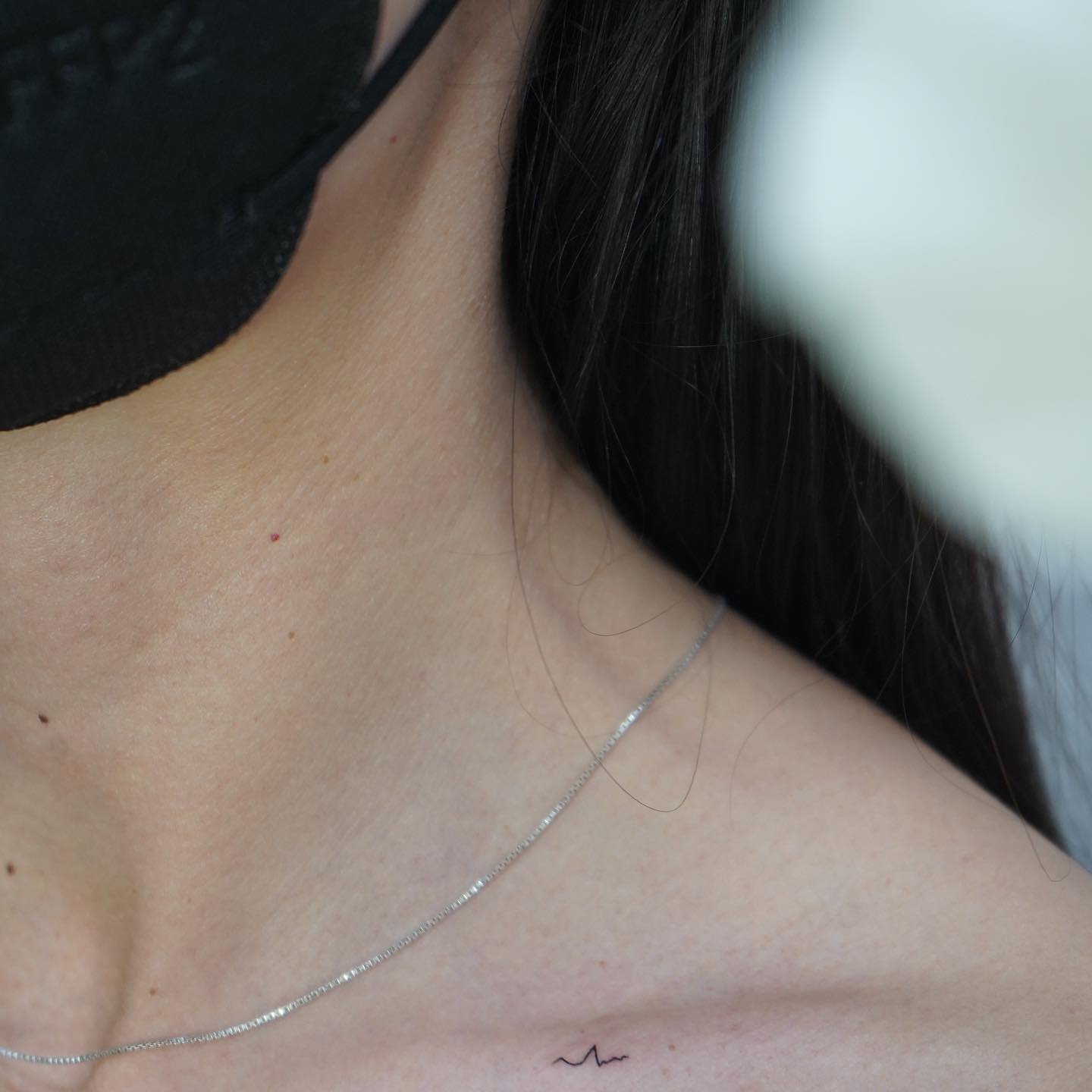 Tatuaje de frase en clavicula, línea fina Sinkply Madrid