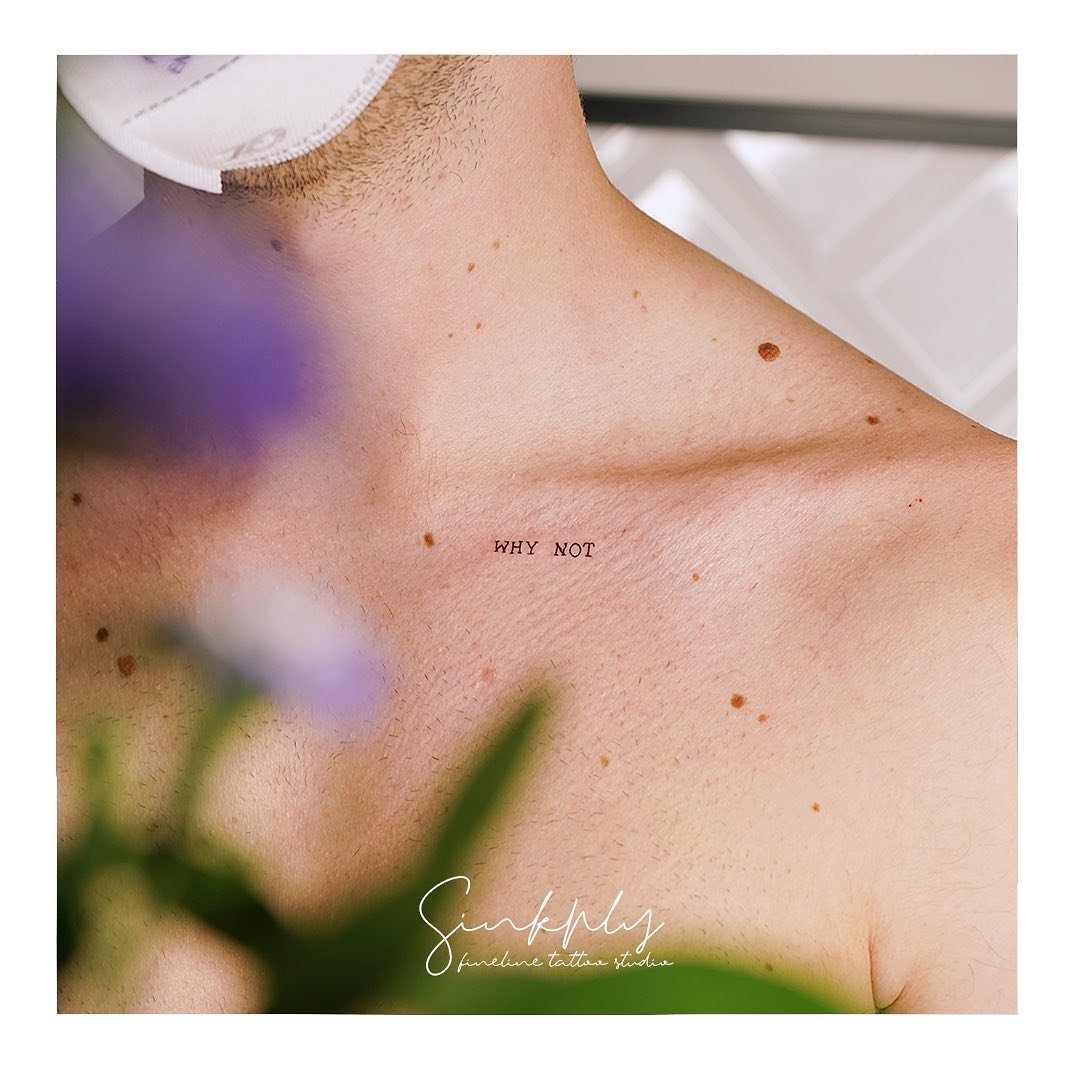 Tatuaje de frase en clavicula, línea fina Sinkply Madrid