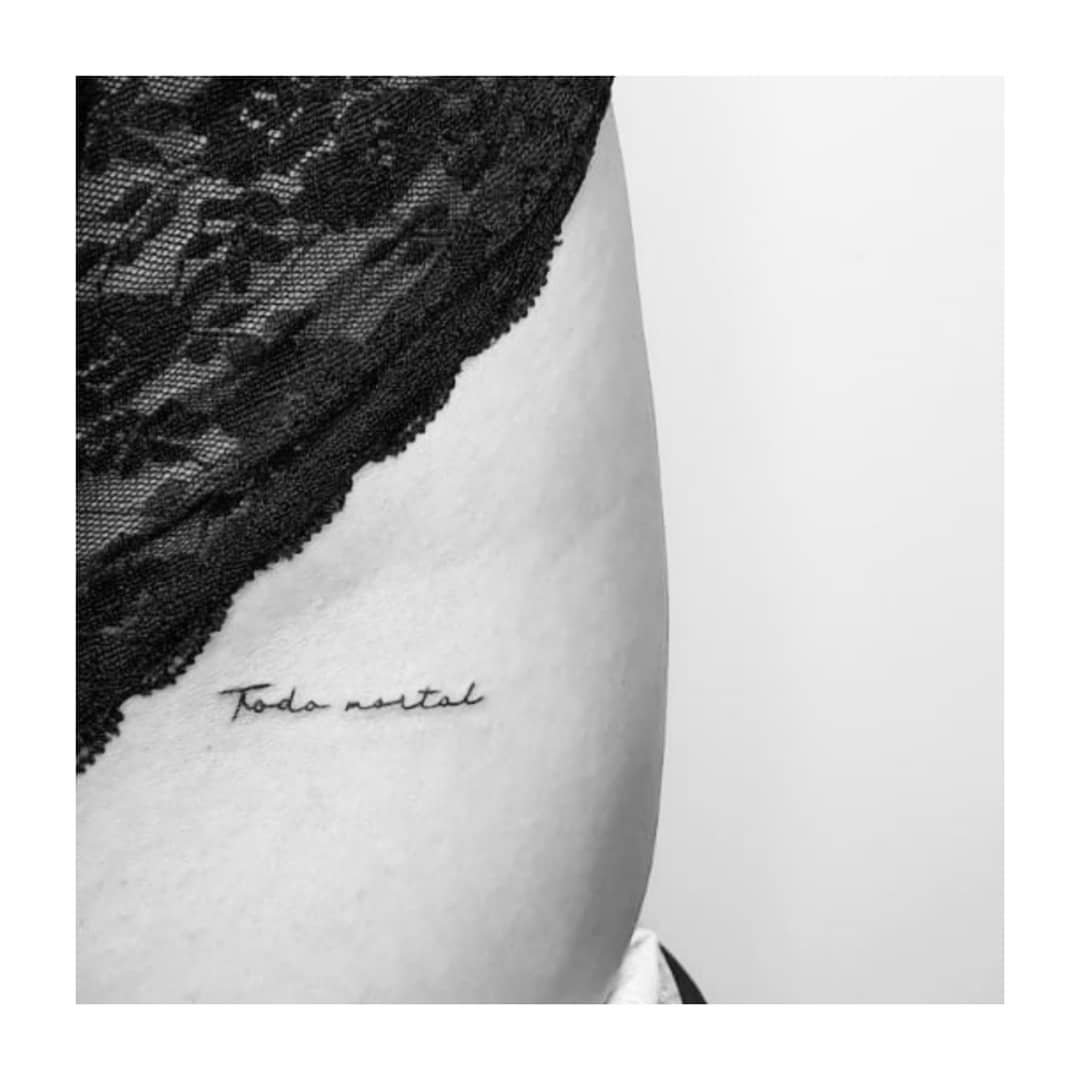 Tatuaje de frase en costilla, línea fina Sinkply Madrid