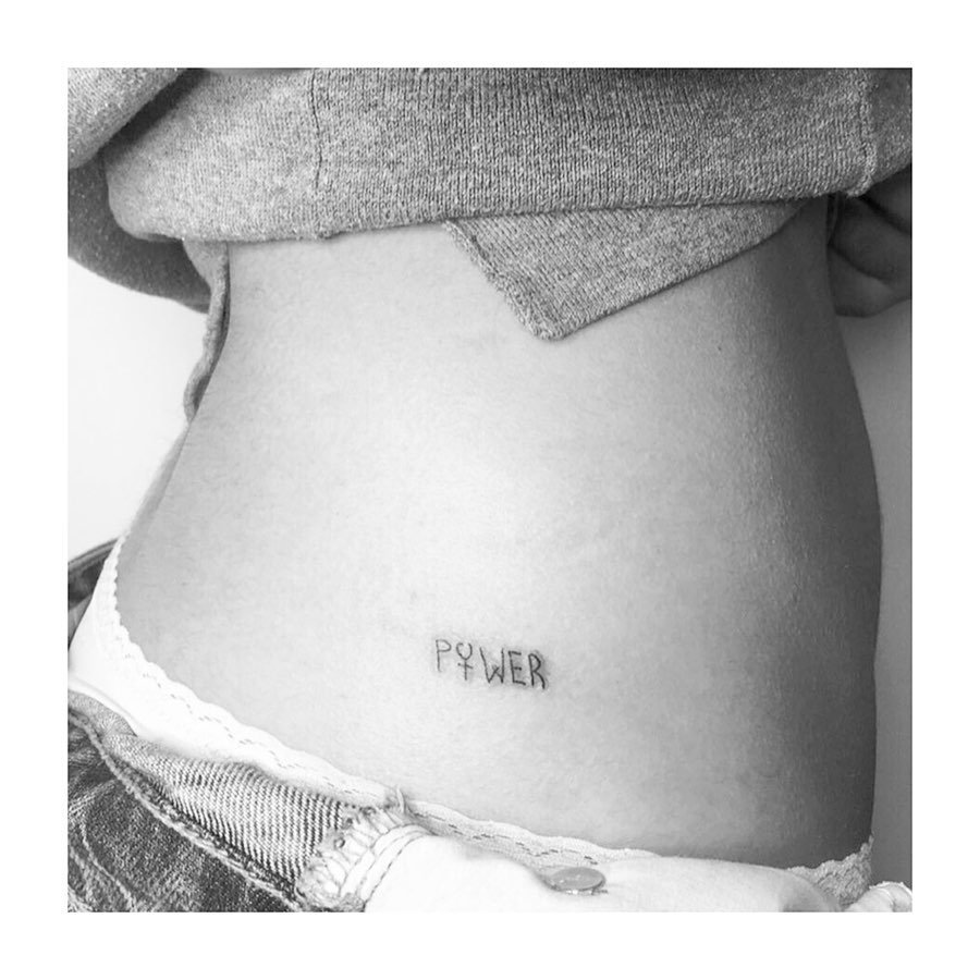 Tatuaje de frase en costilla, línea fina Sinkply Madrid