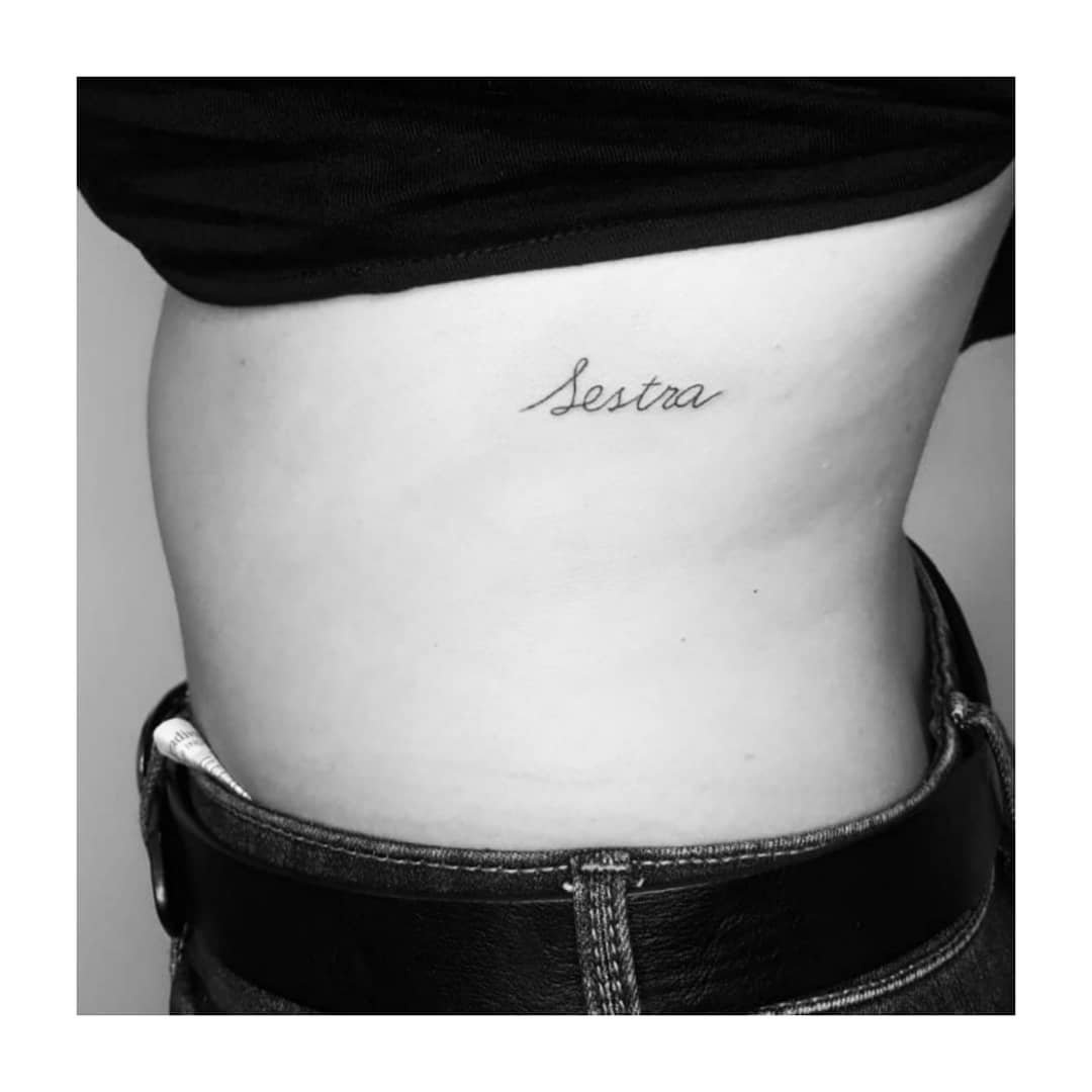 Tatuaje de frase en costilla, línea fina Sinkply Madrid