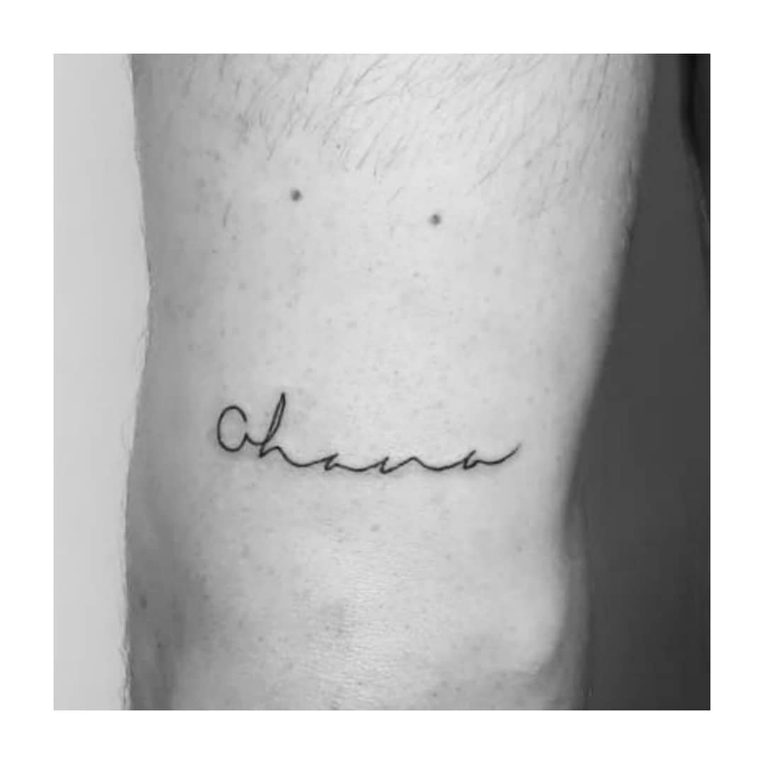 Tatuaje de frase en costilla, línea fina Sinkply Madrid