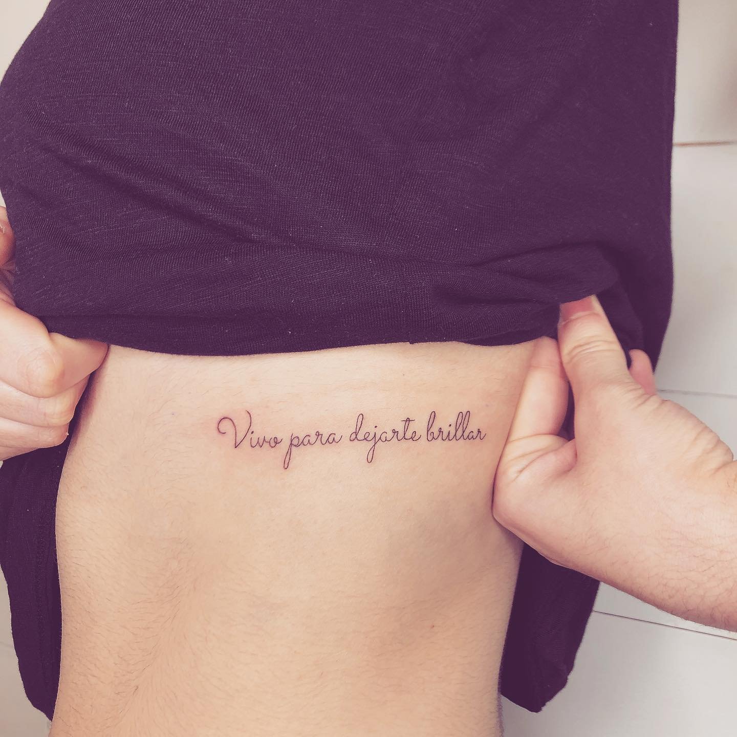 Tatuaje de frase en costilla, línea fina Sinkply Madrid