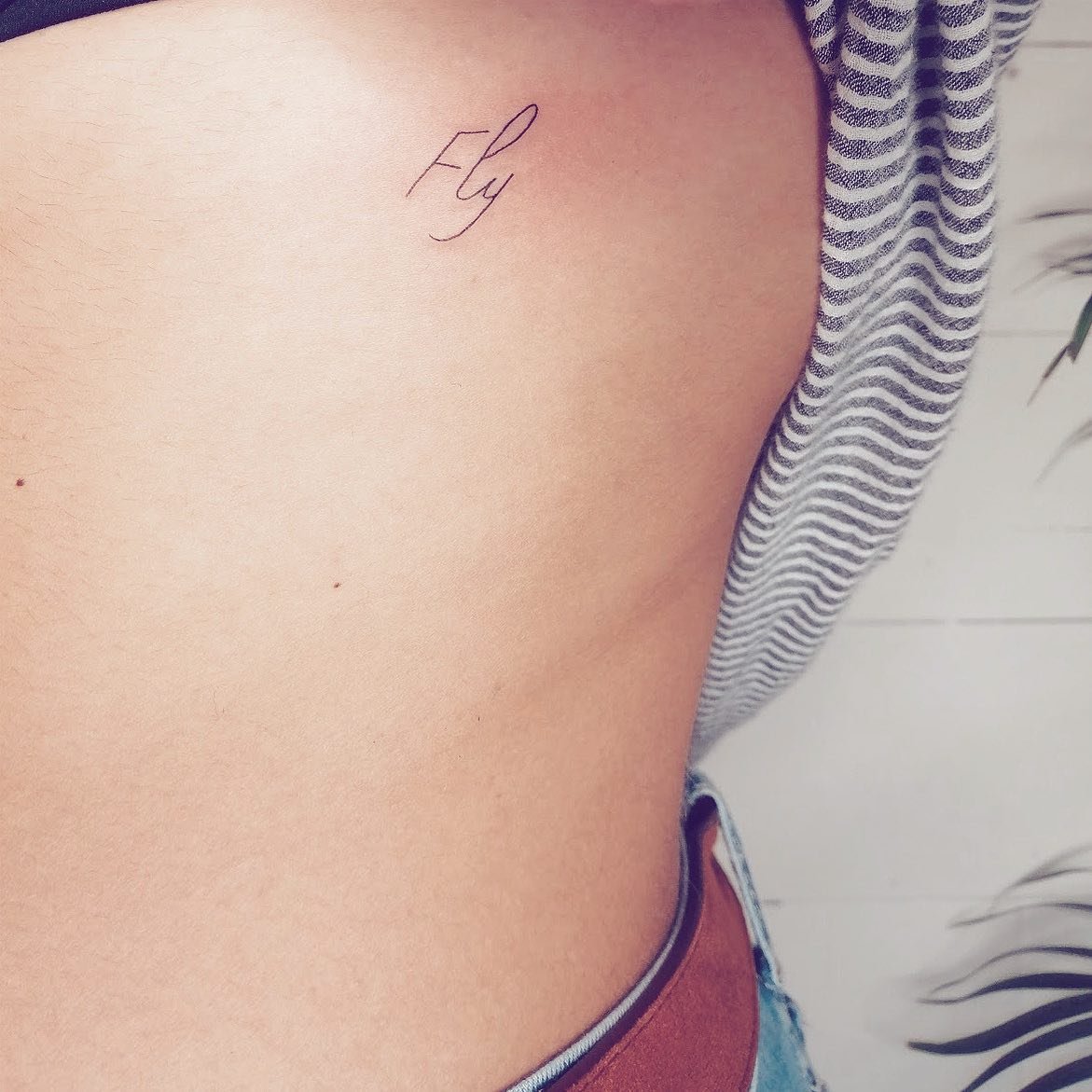 Tatuaje de frase en costilla, línea fina Sinkply Madrid