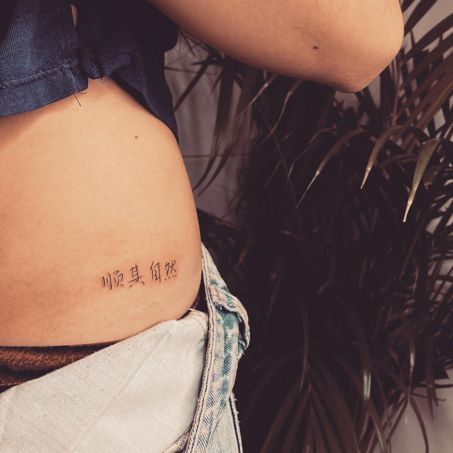 Tatuaje de frase en costilla, línea fina Sinkply Madrid