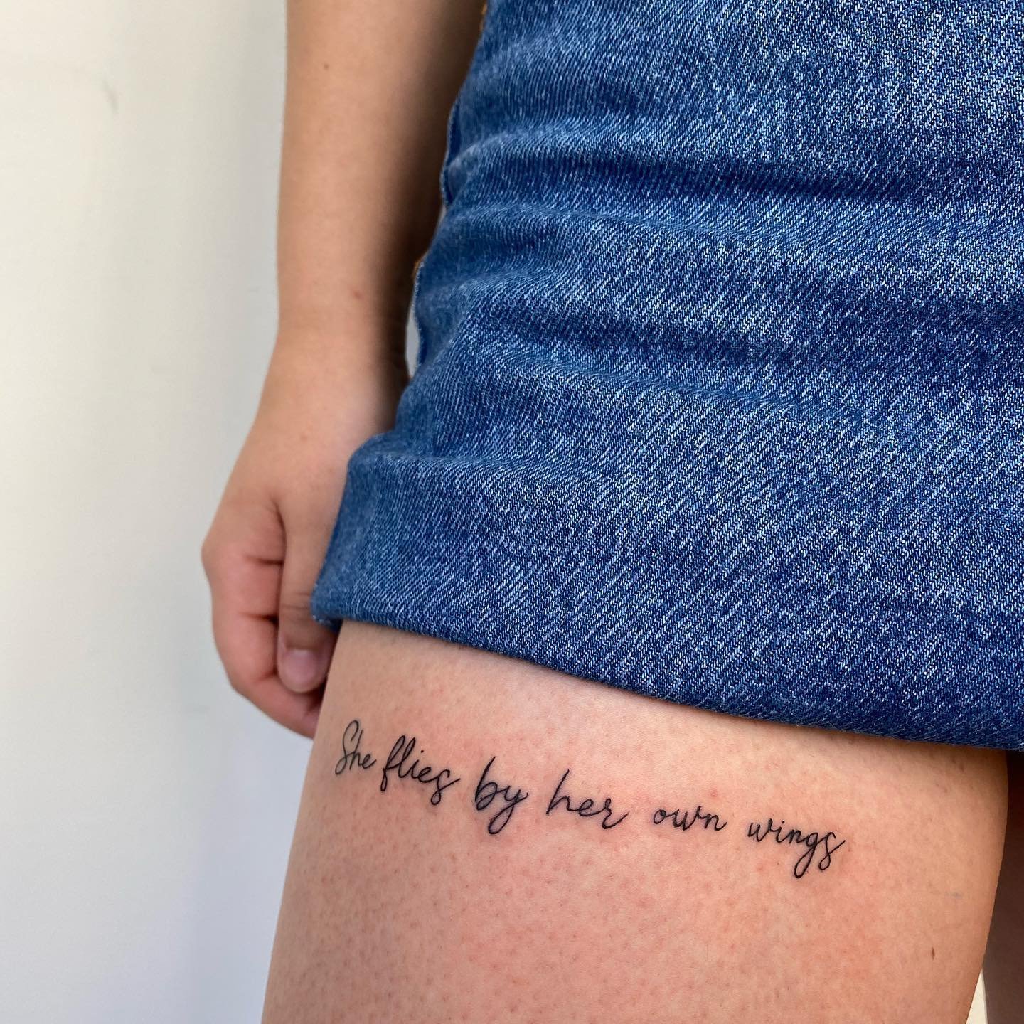 Tatuaje de frase en costilla, línea fina Sinkply Madrid