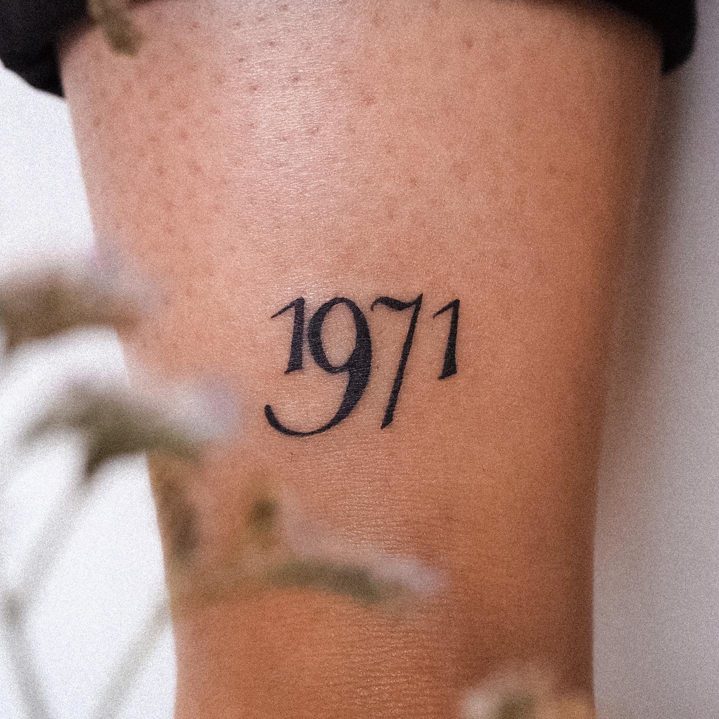 Tatuaje de frase en costilla, línea fina Sinkply Madrid