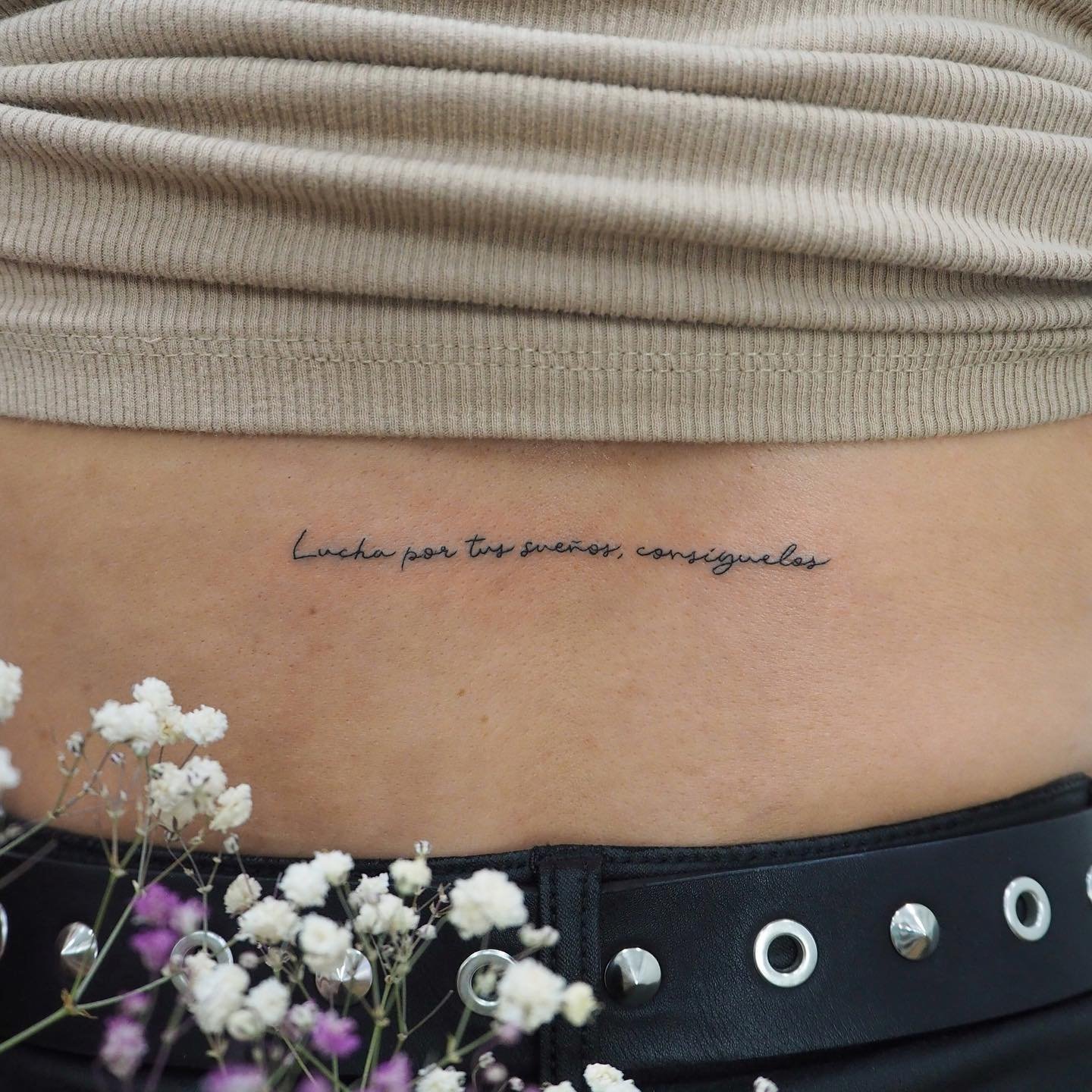Tatuaje de frase en costilla, línea fina Sinkply Madrid