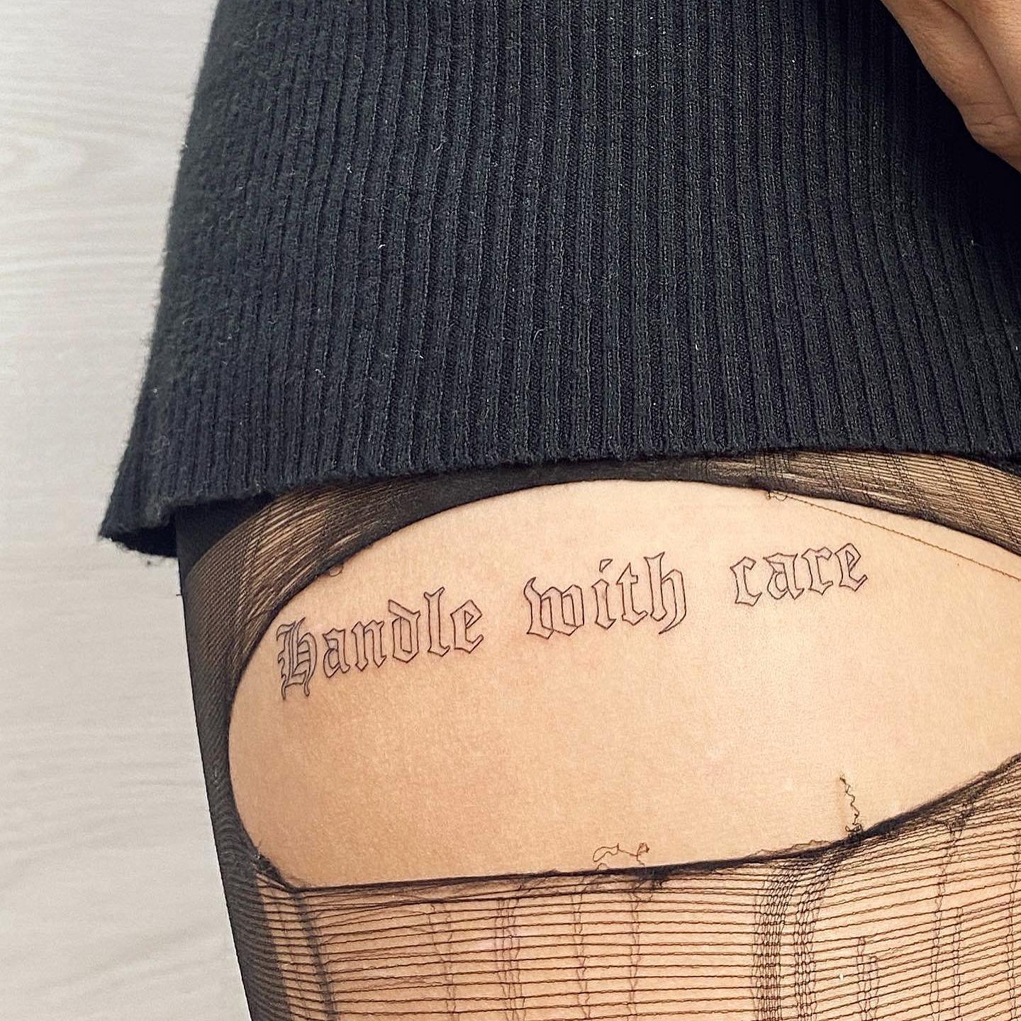 Tatuaje de frase en costilla, línea fina Sinkply Madrid