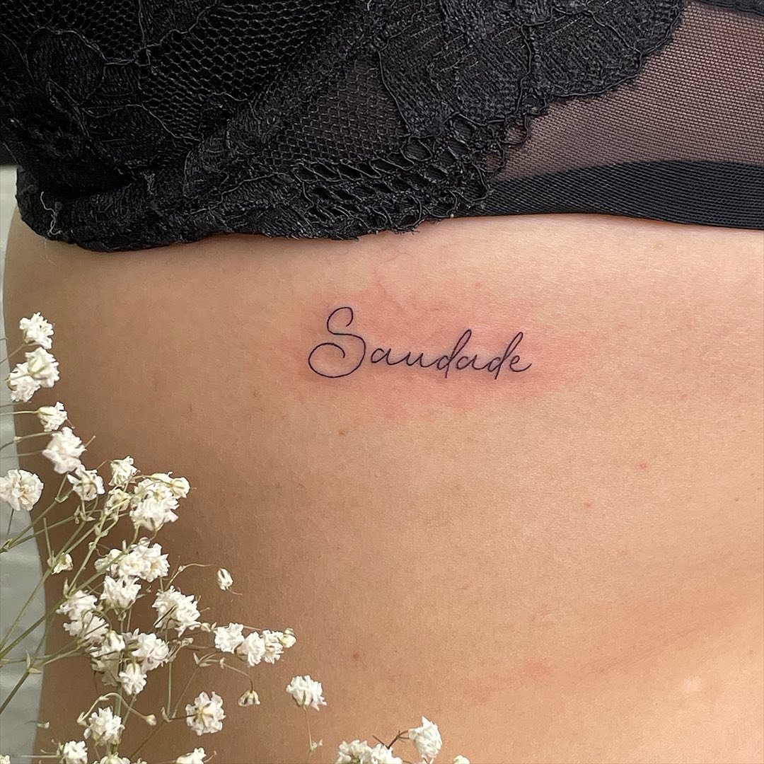 Tatuaje de frase en costilla, línea fina Sinkply Madrid