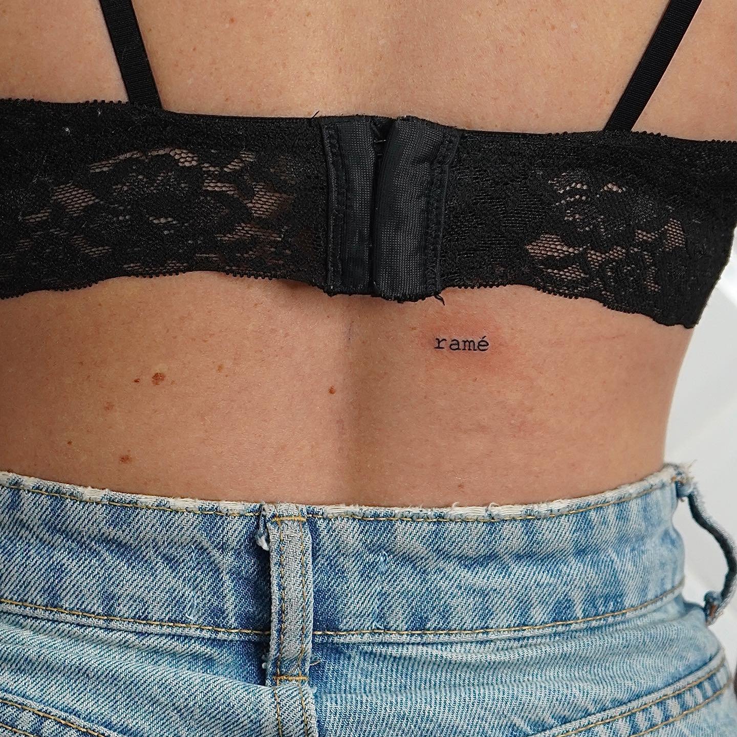 Tatuaje de frase en costilla, línea fina Sinkply Madrid