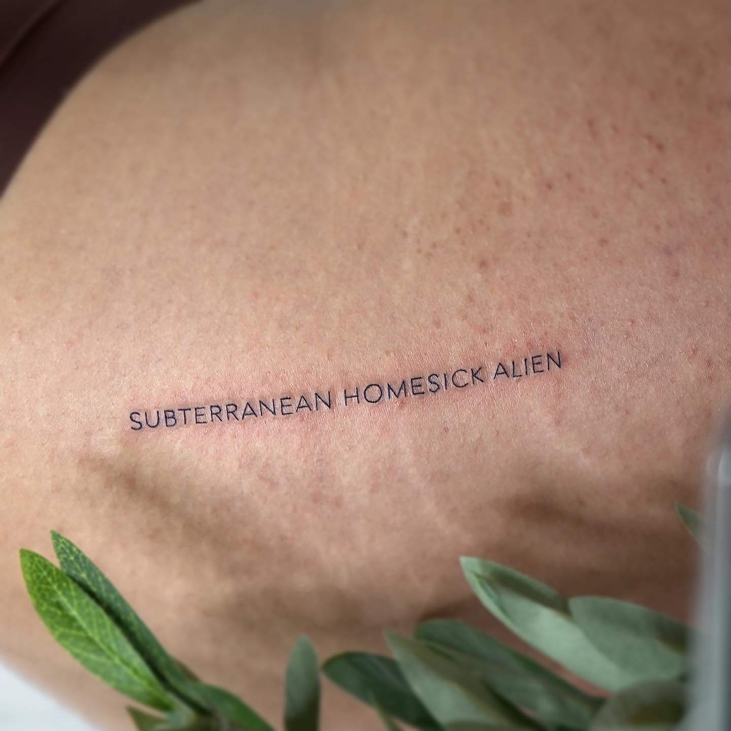 Tatuaje de frase en costilla, línea fina Sinkply Madrid