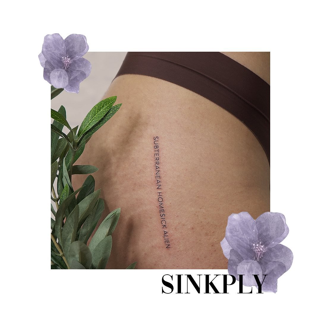 Tatuaje de frase en costilla, línea fina Sinkply Madrid