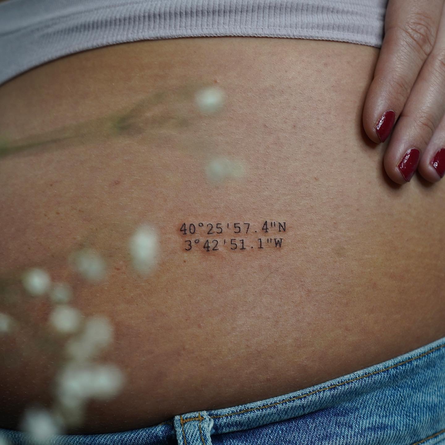 Tatuaje de frase en costilla, línea fina Sinkply Madrid