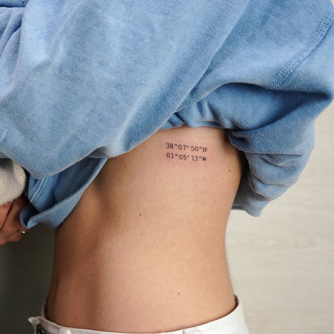Tatuaje de frase en costilla, línea fina Sinkply Madrid
