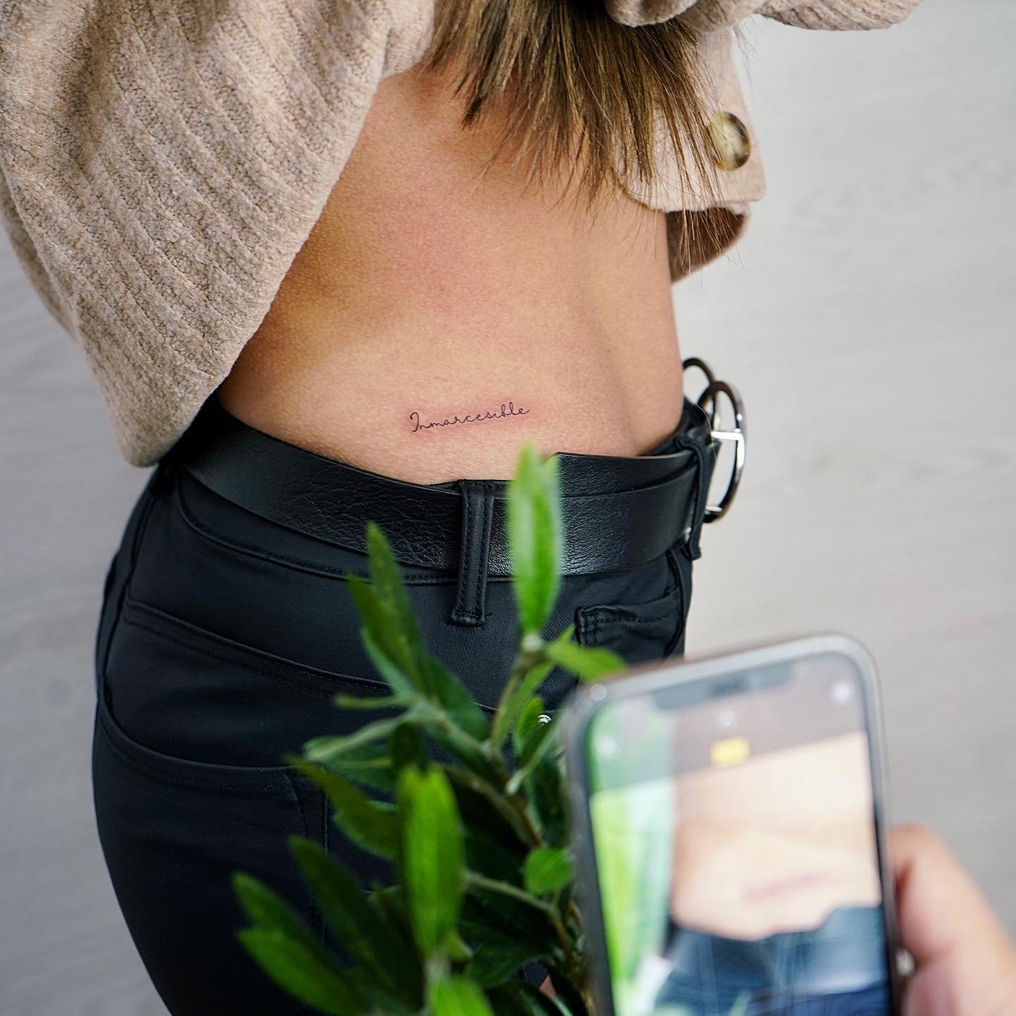Tatuaje de frase en costilla, línea fina Sinkply Madrid