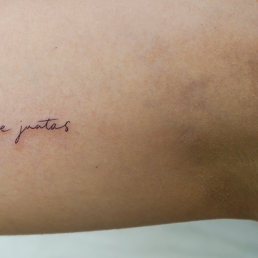 Tatuaje de frase en costilla, línea fina Sinkply Madrid