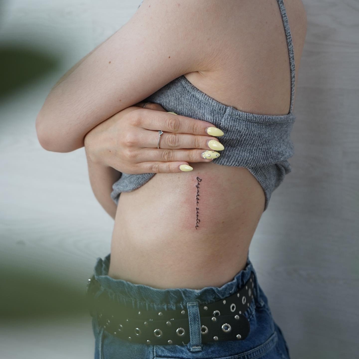 Tatuaje de frase en costilla, línea fina Sinkply Madrid
