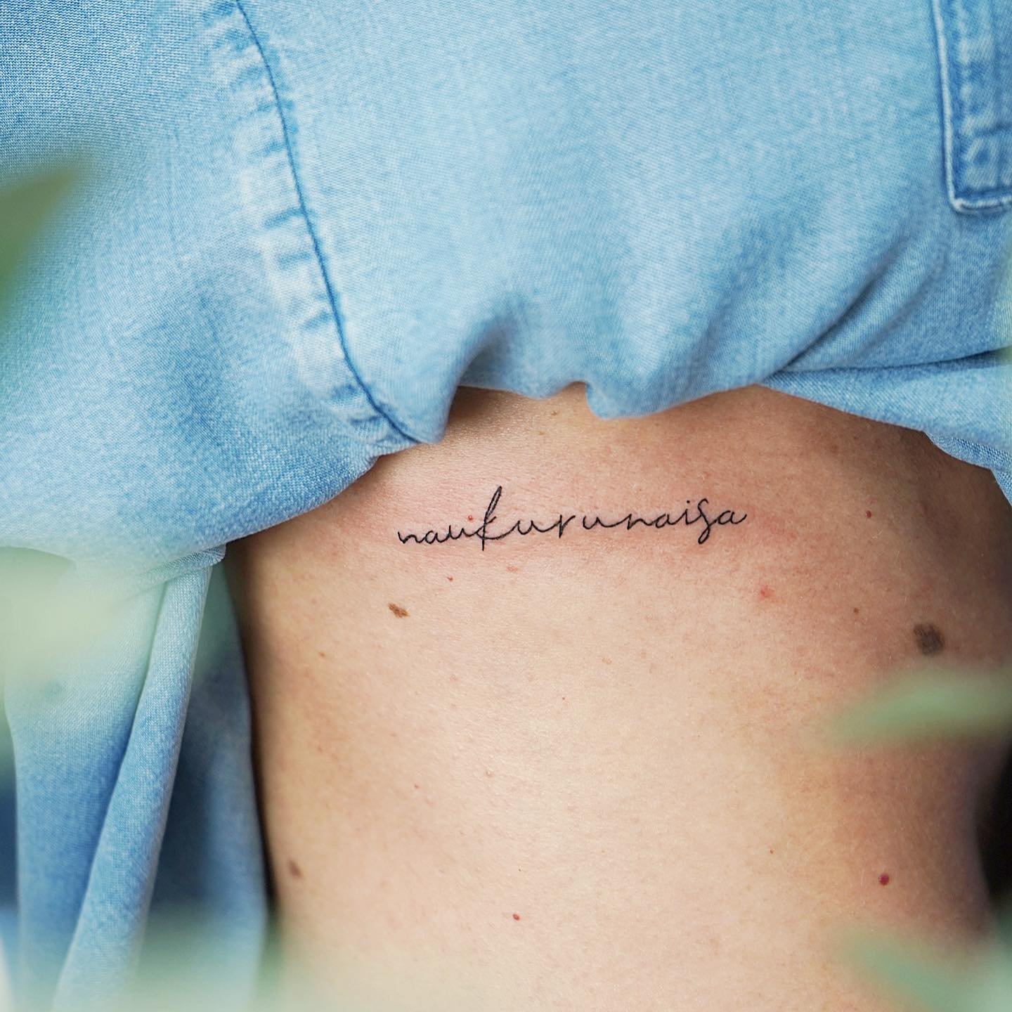 Tatuaje de frase en costilla, línea fina Sinkply Madrid