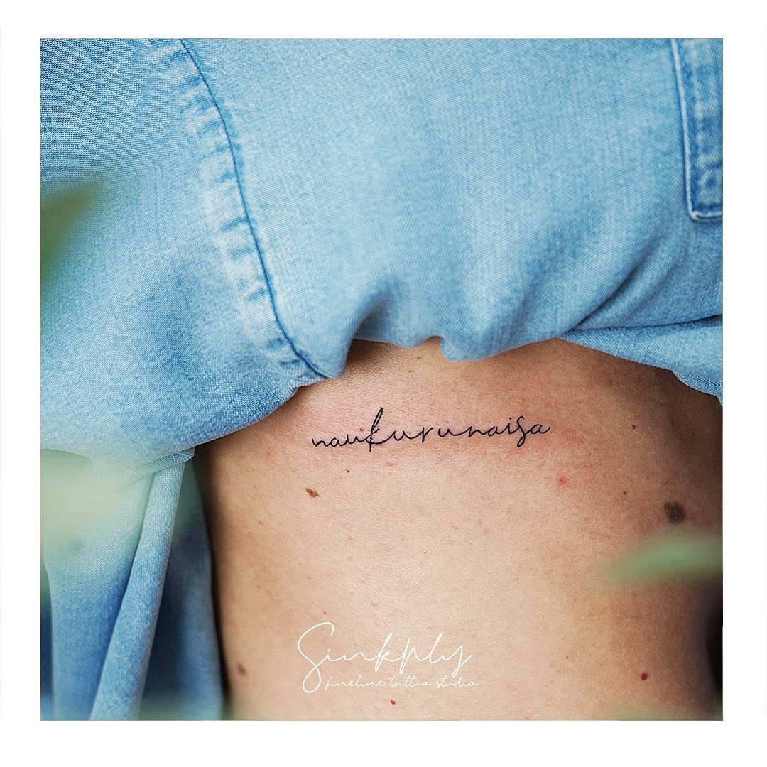 Tatuaje de frase en costilla, línea fina Sinkply Madrid