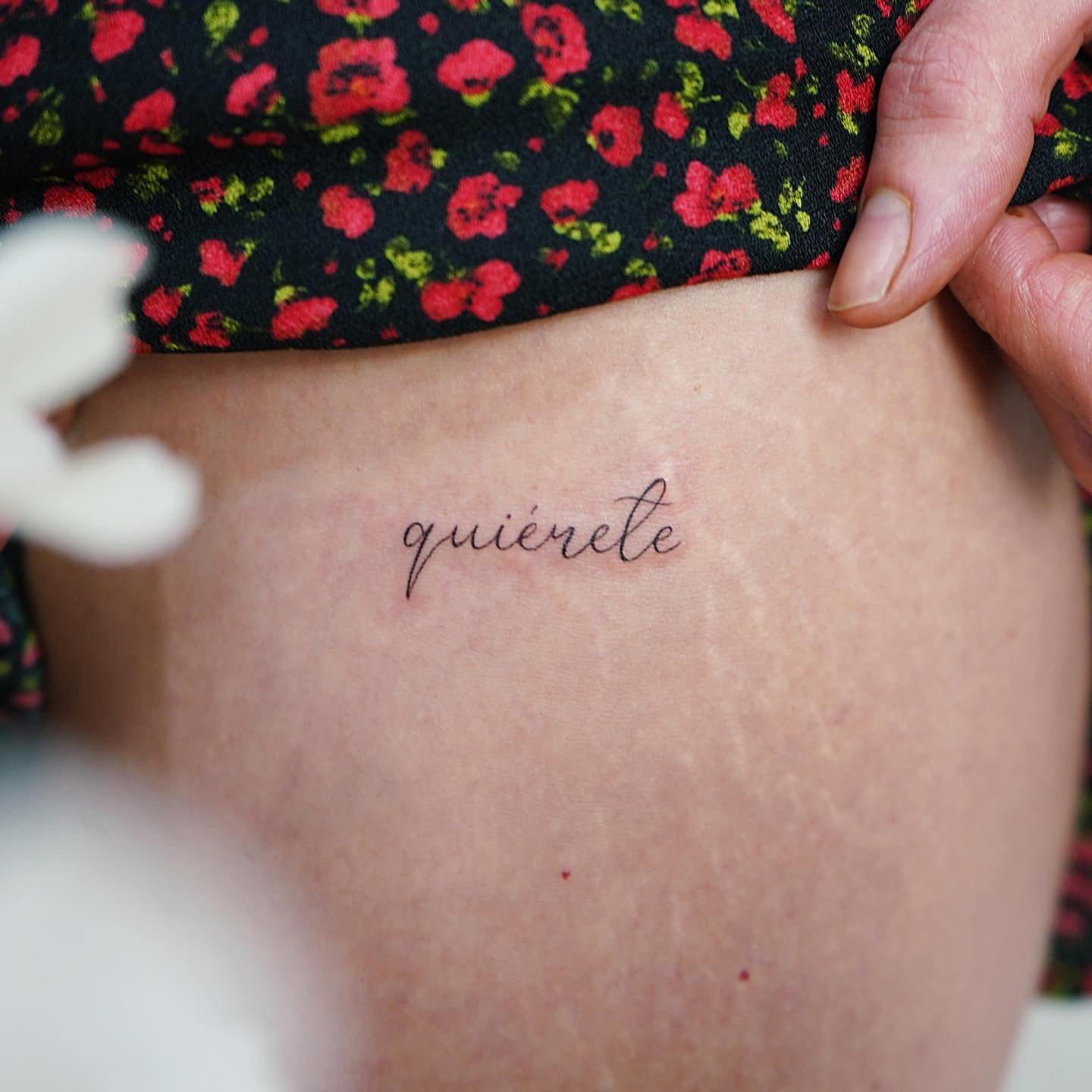 Tatuaje de frase en costilla, línea fina Sinkply Madrid
