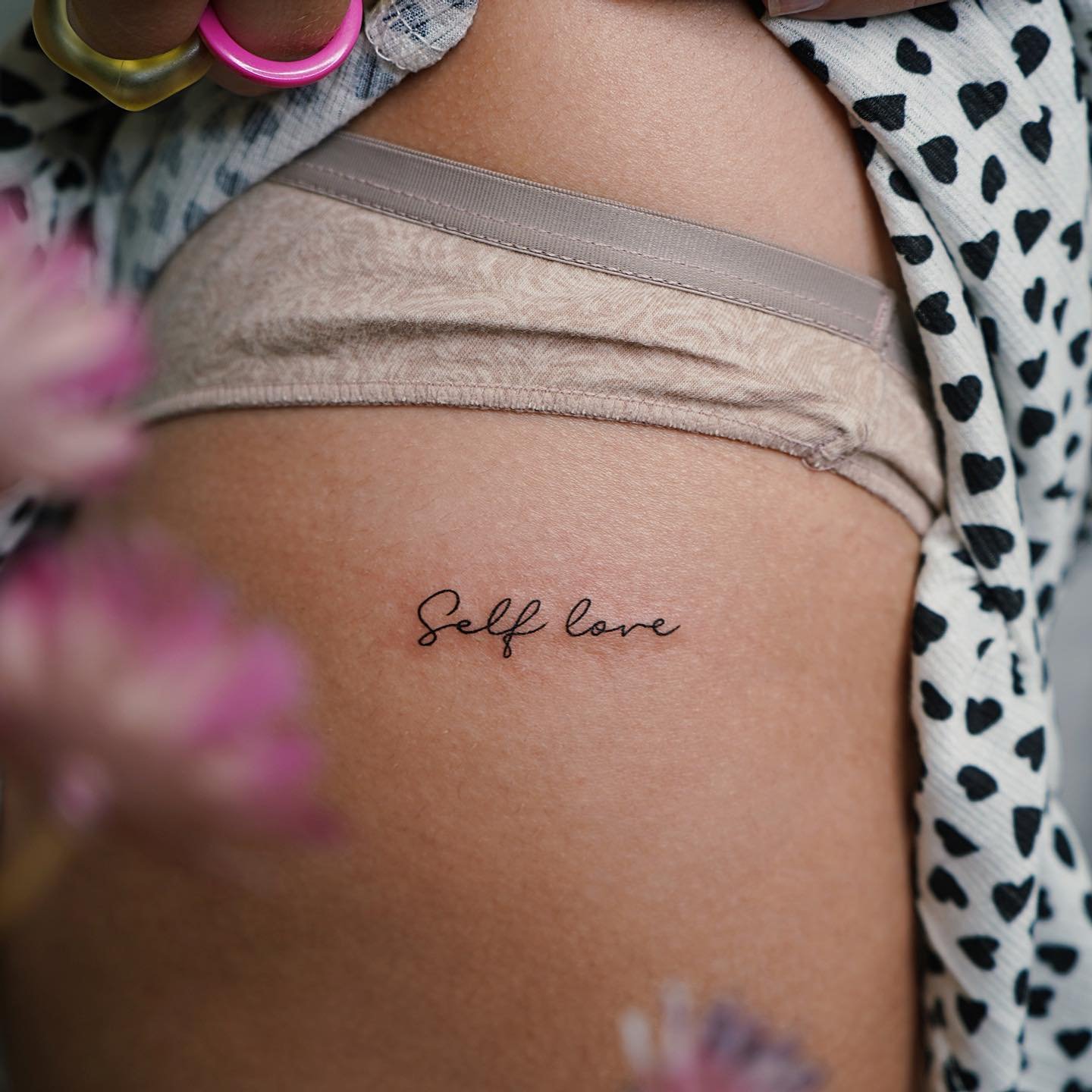 Tatuaje de frase en costilla, línea fina Sinkply Madrid
