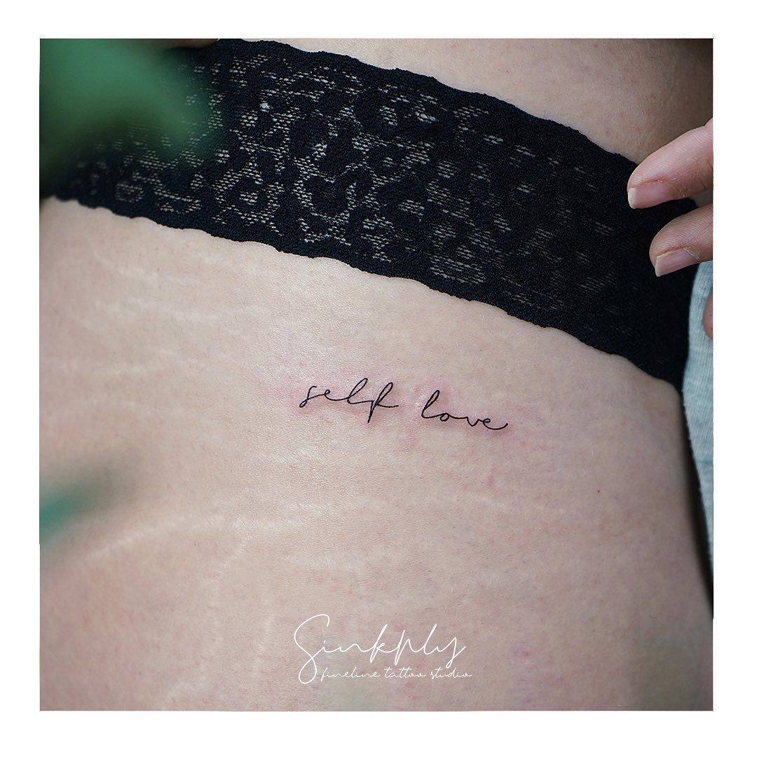 Tatuaje de frase en costilla, línea fina Sinkply Madrid