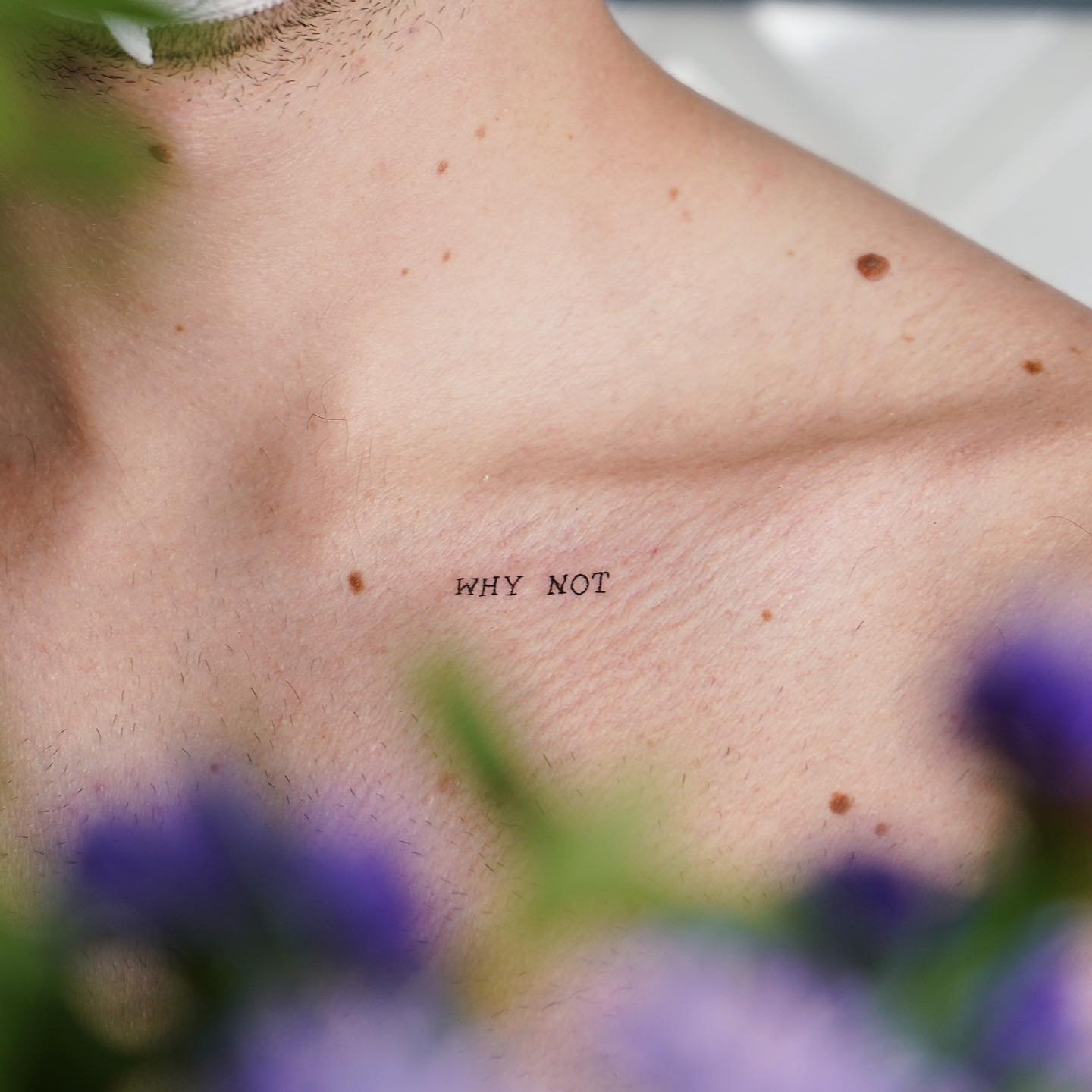 Tatuaje de frase en costilla, línea fina Sinkply Madrid