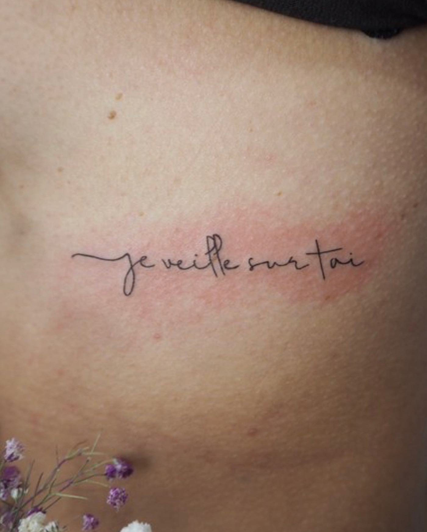Tatuaje de frase en costilla, línea fina Sinkply Madrid