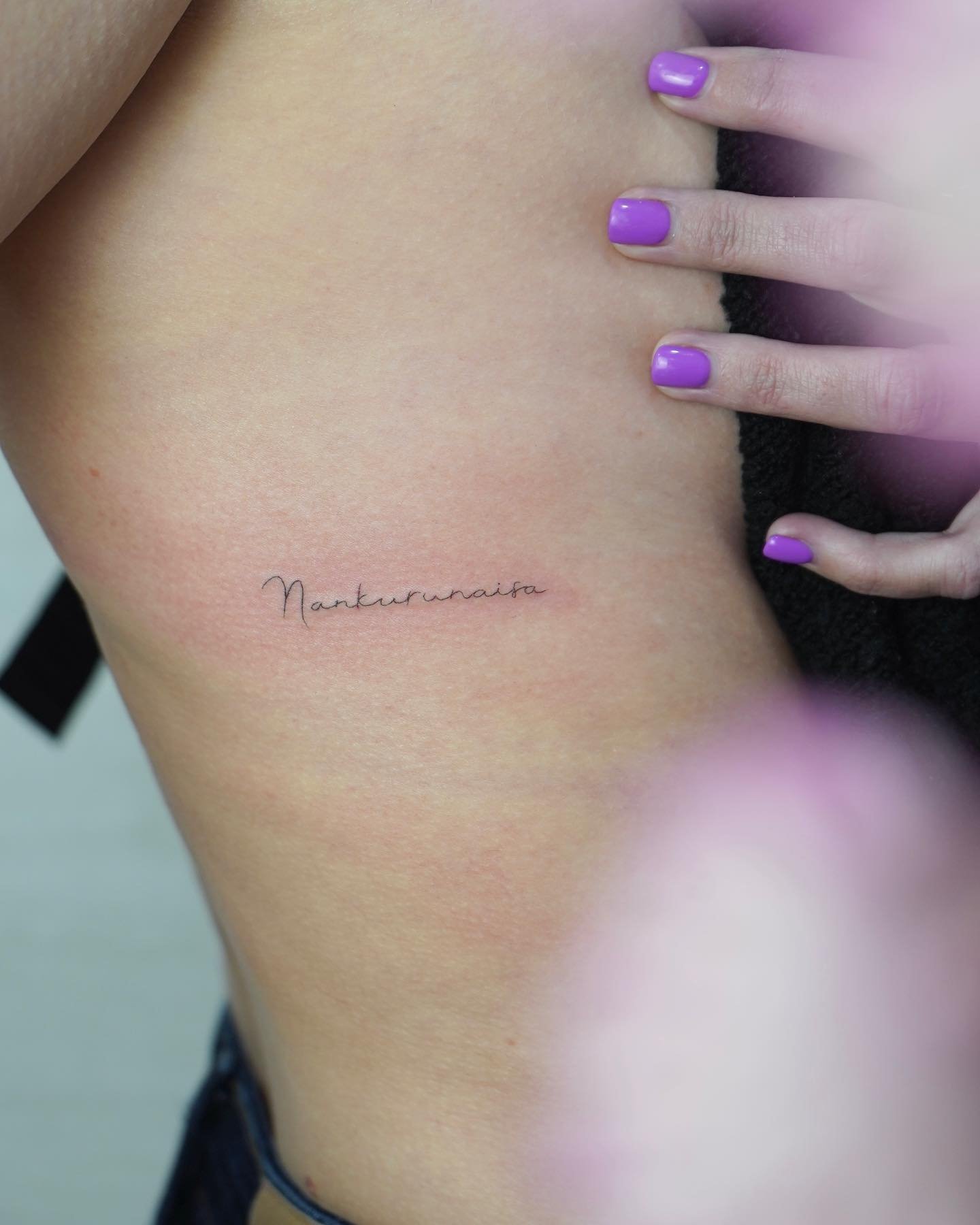 Tatuaje de frase en costilla, línea fina Sinkply Madrid