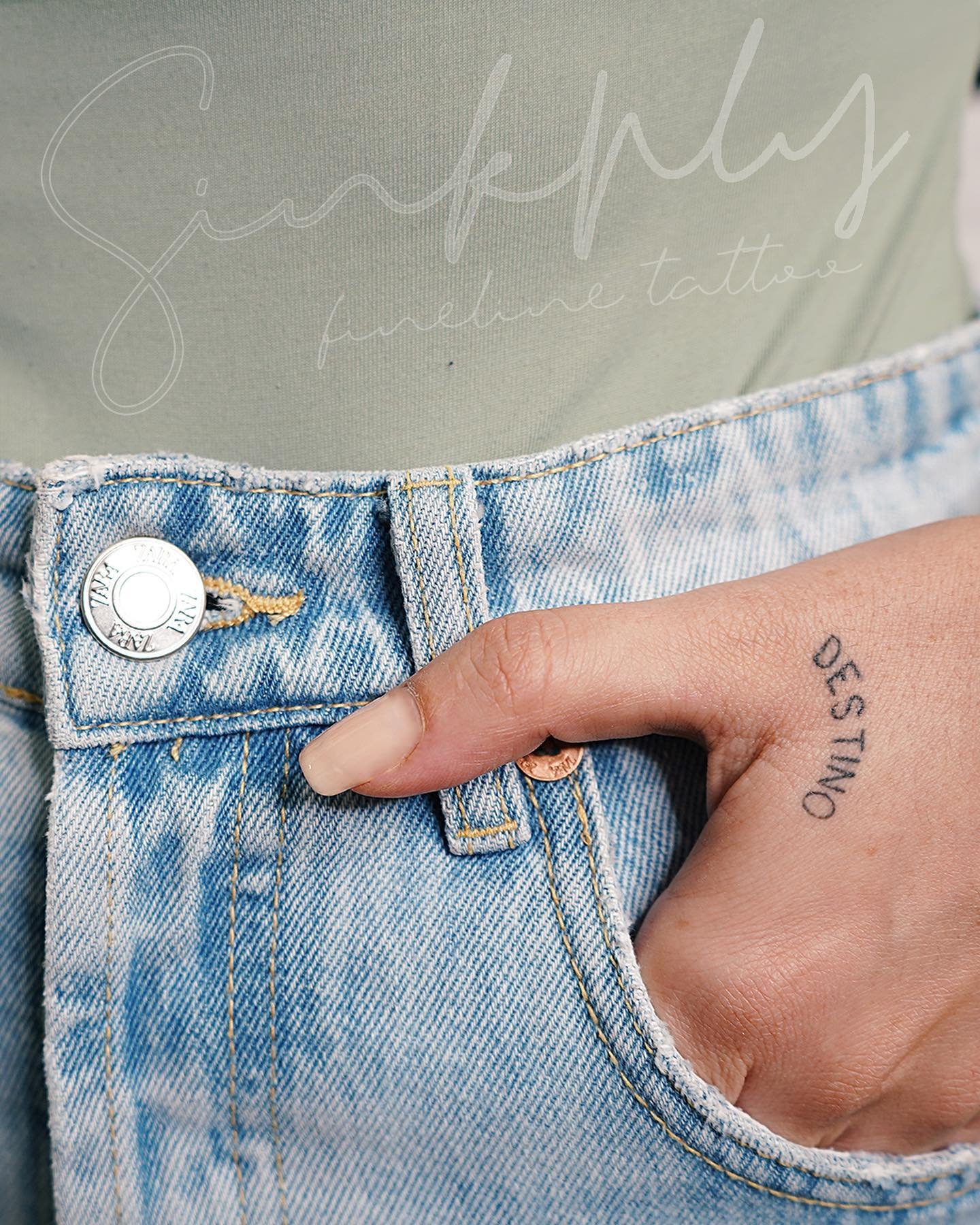 Tatuaje de frase en costilla, línea fina Sinkply Madrid
