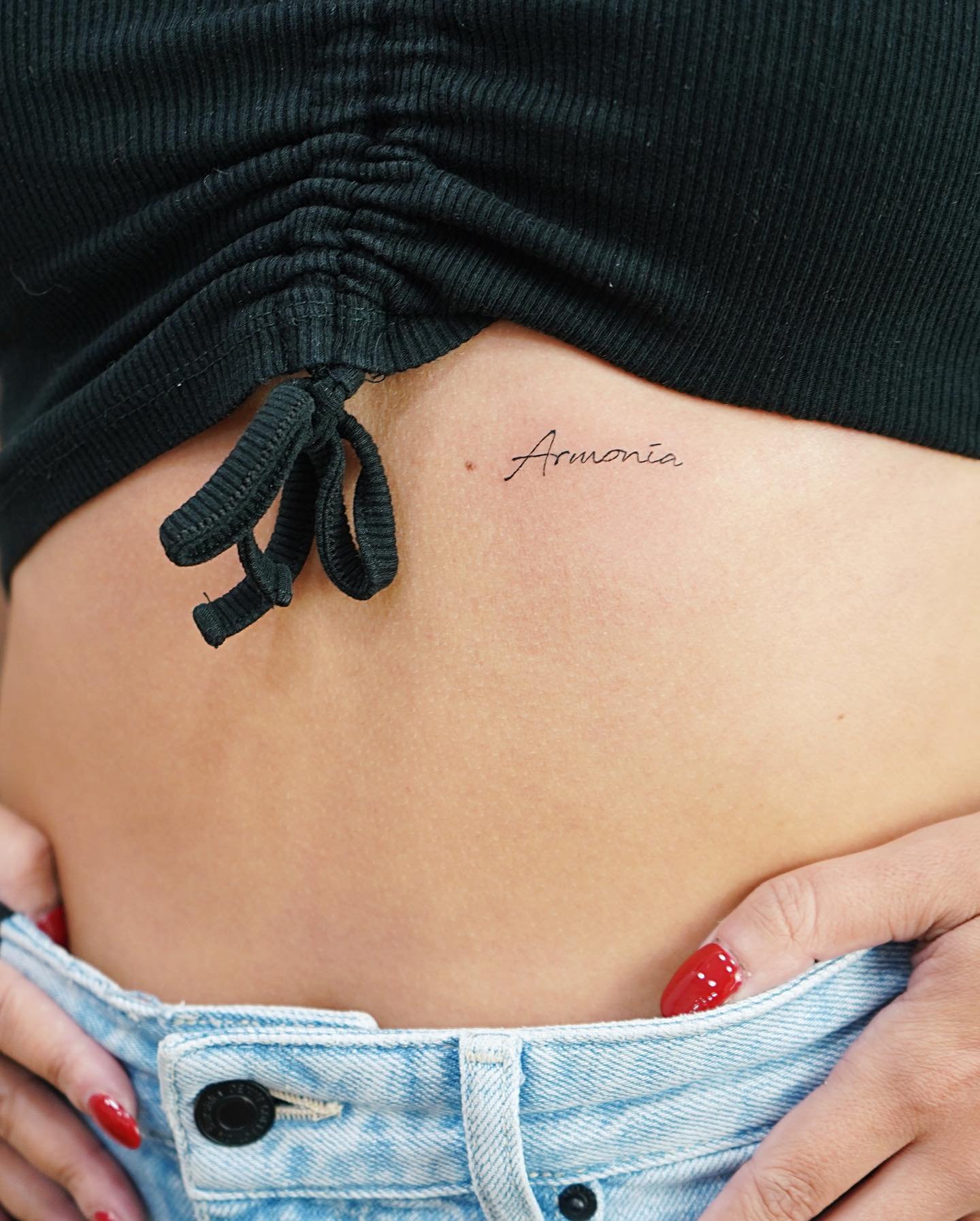 Tatuaje de frase en costilla, línea fina Sinkply Madrid
