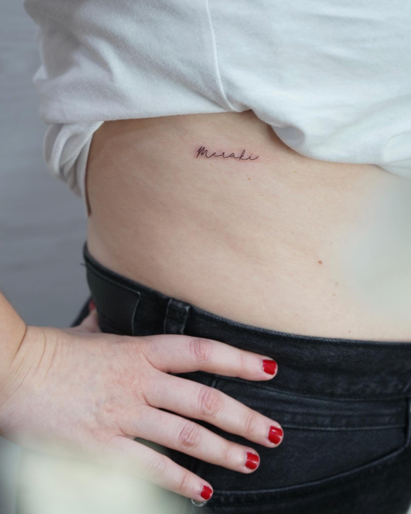 Tatuaje de frase en costilla, línea fina Sinkply Madrid