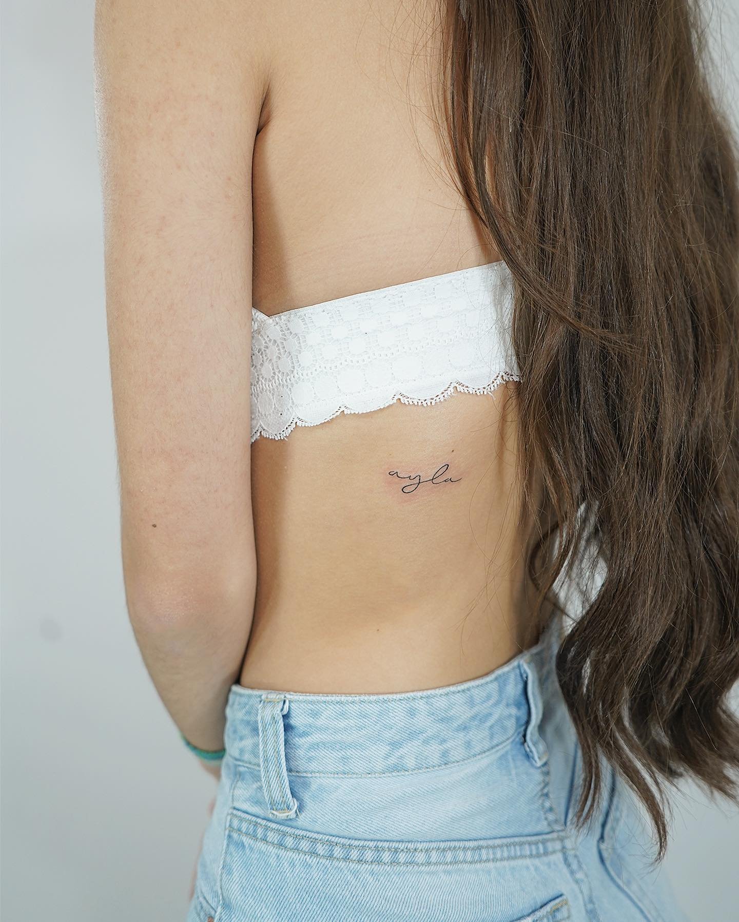 Tatuaje de frase en costilla, línea fina Sinkply Madrid