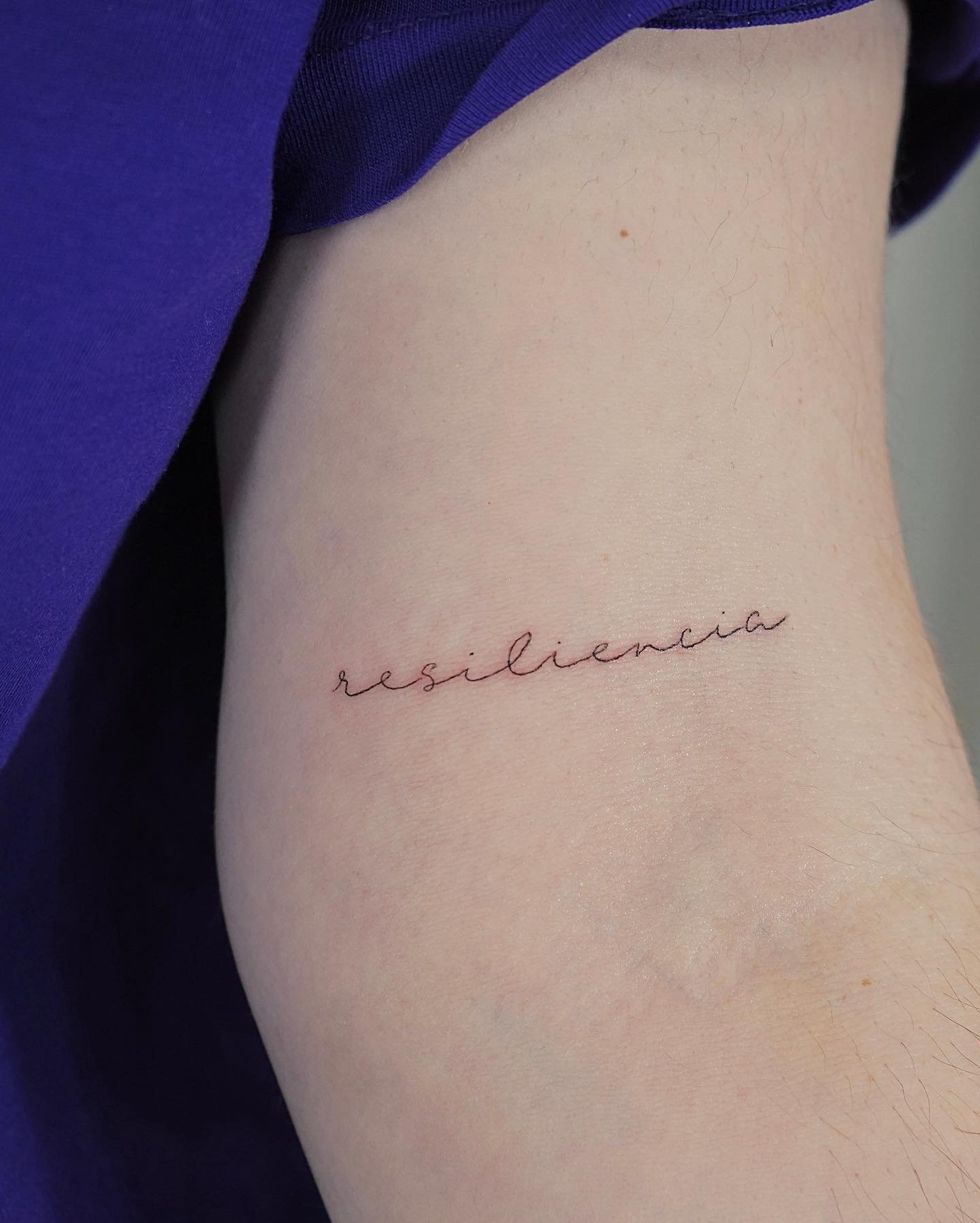 Tatuaje de frase en costilla, línea fina Sinkply Madrid