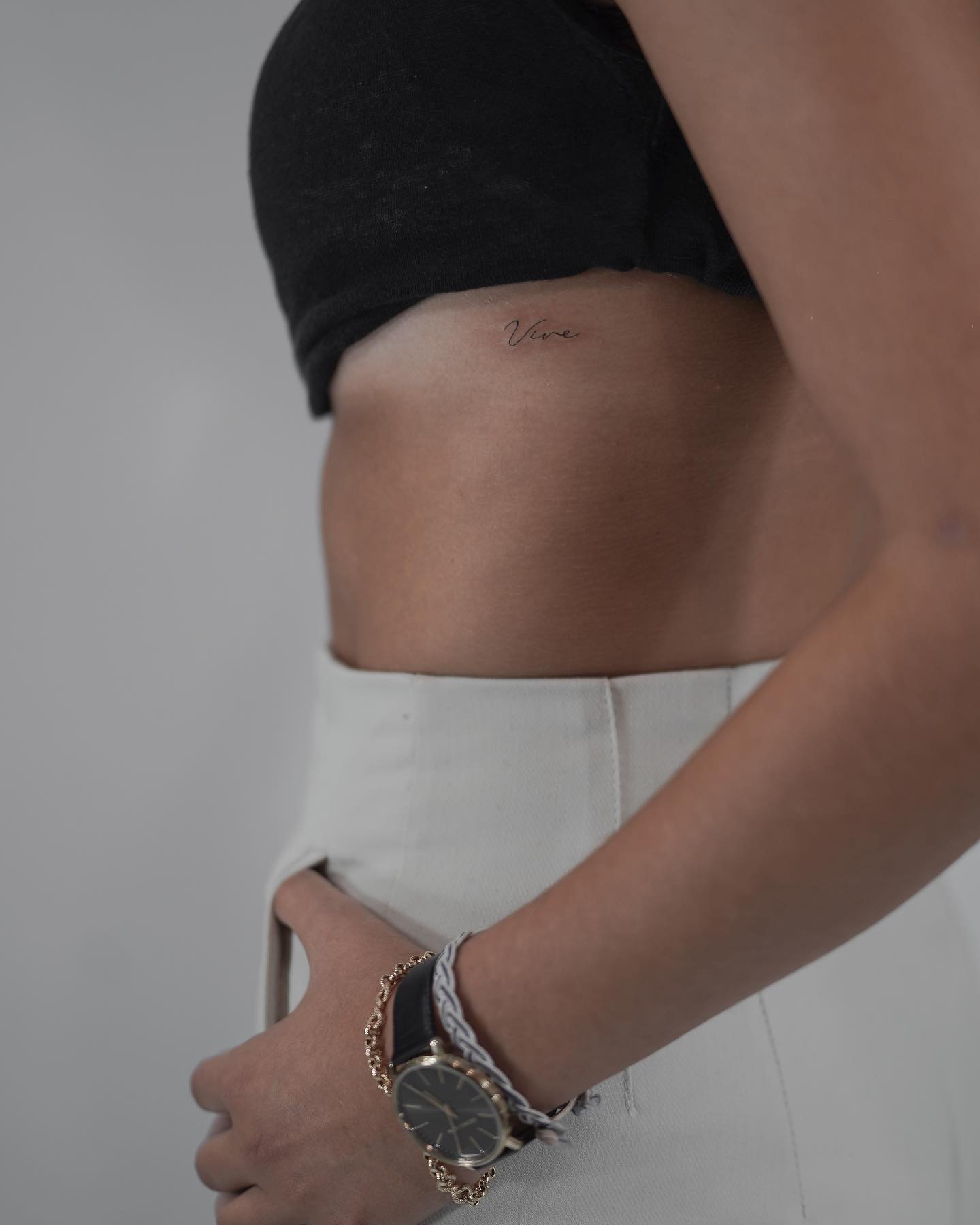 Tatuaje de frase en costilla, línea fina Sinkply Madrid