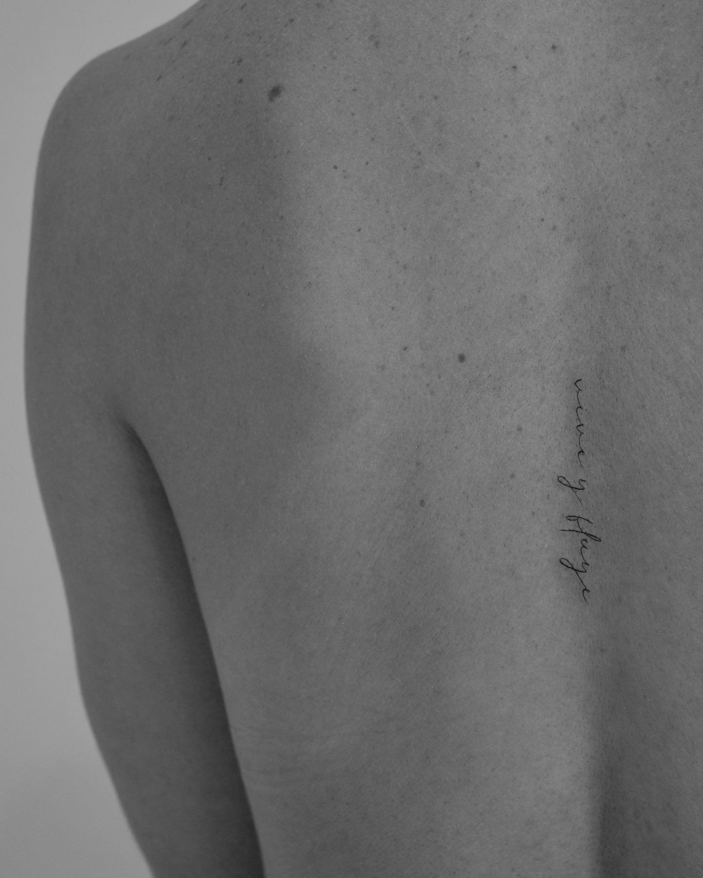 Tatuaje de frase en costilla, línea fina Sinkply Madrid