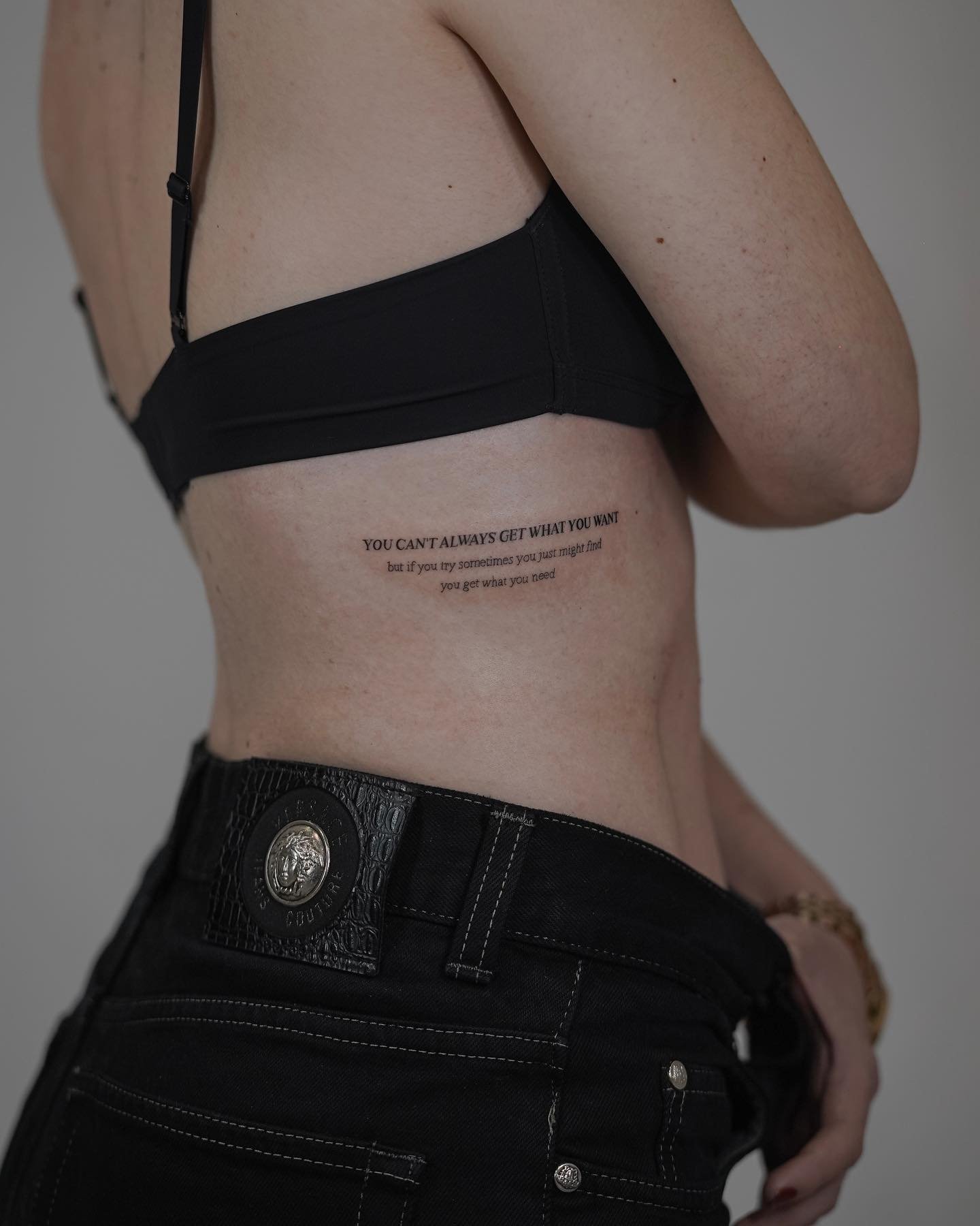 Tatuaje de frase en costilla, línea fina Sinkply Madrid