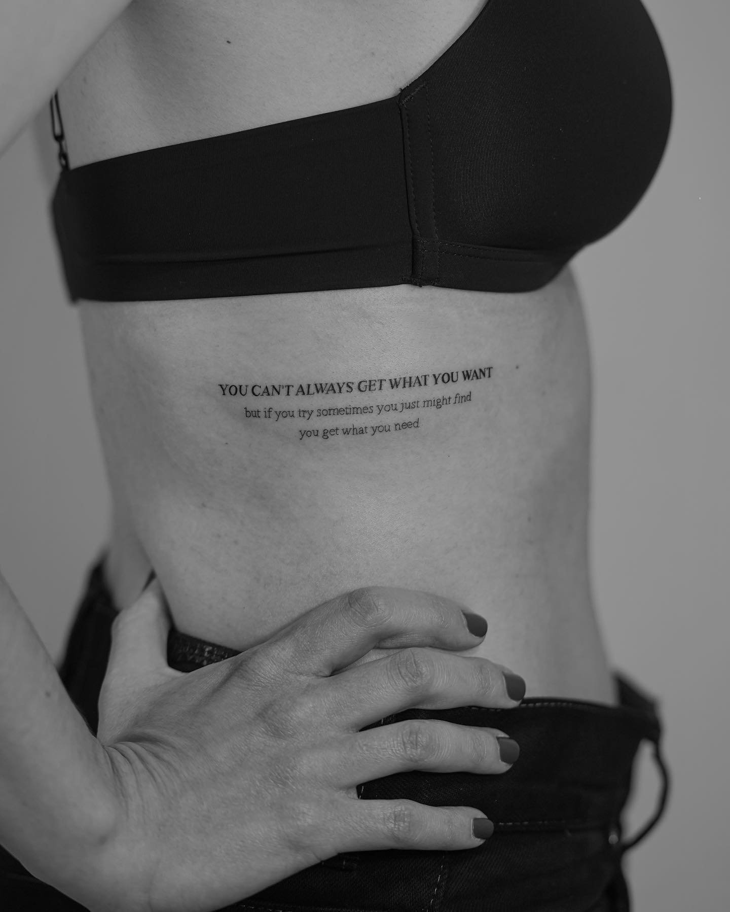 Tatuaje de frase en costilla, línea fina Sinkply Madrid