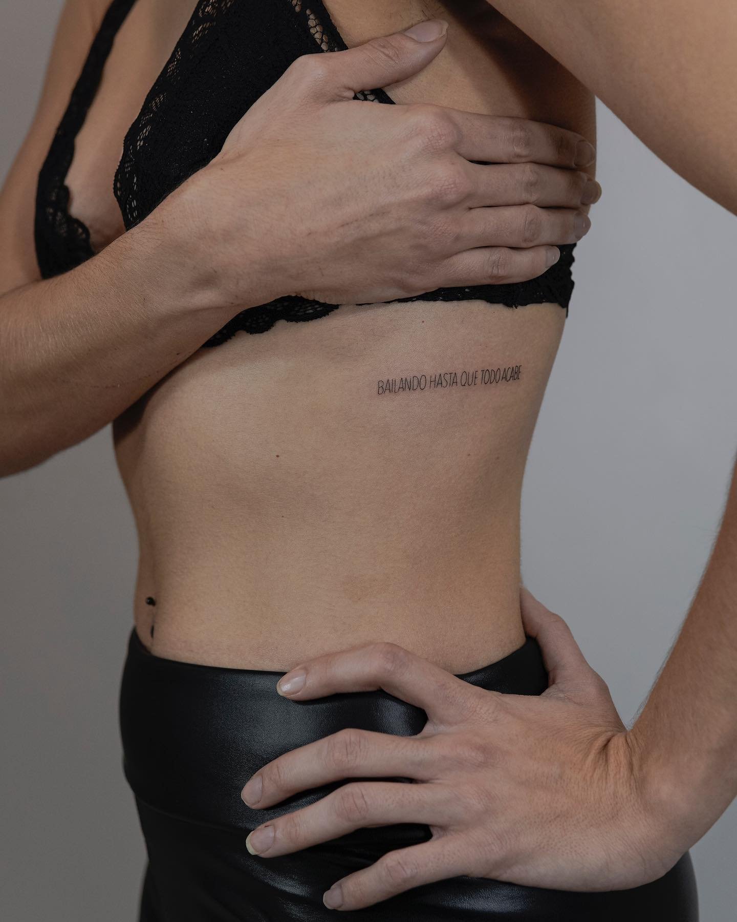 Tatuaje de frase en costilla, línea fina Sinkply Madrid
