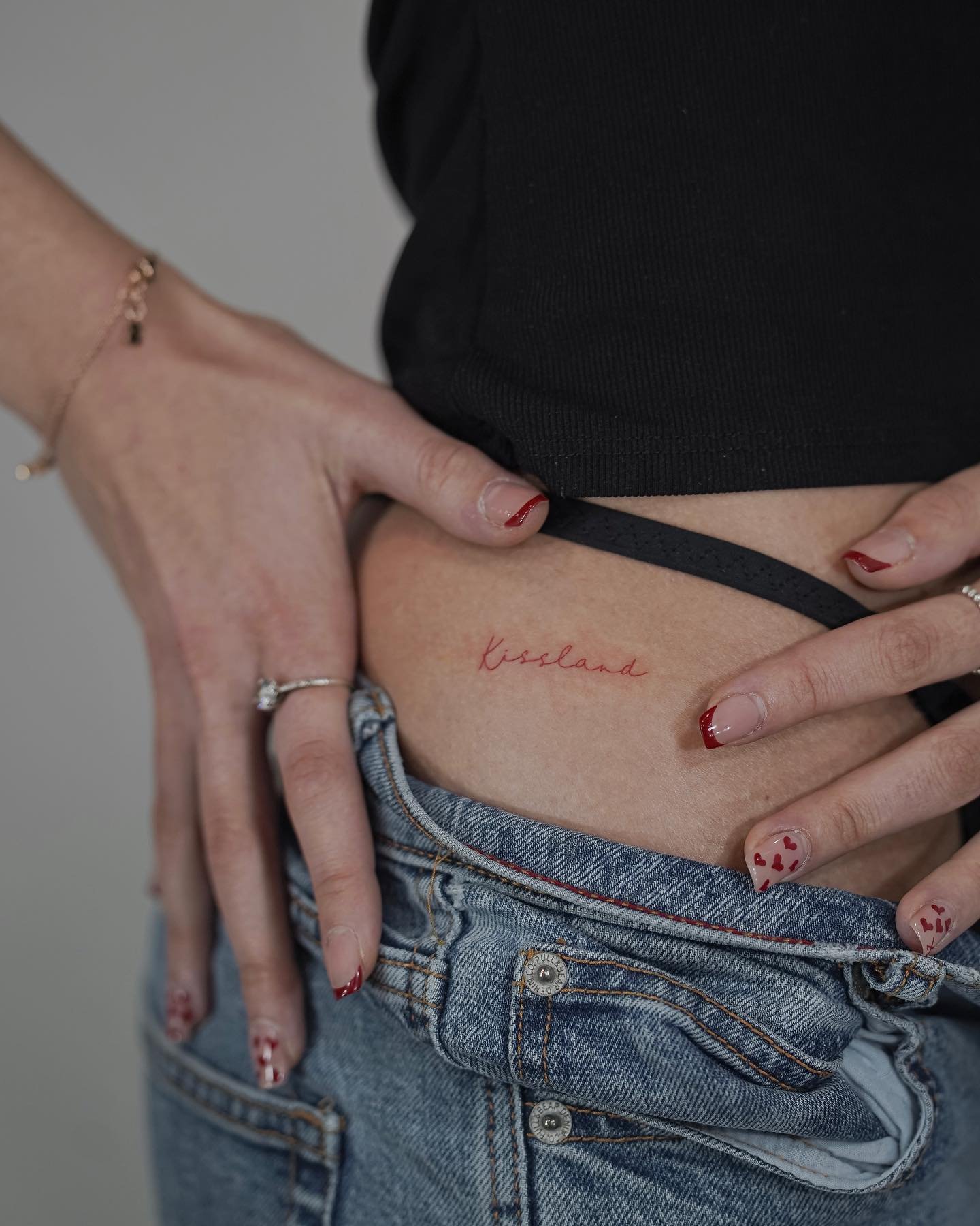 Tatuaje de frase en costilla, línea fina Sinkply Madrid